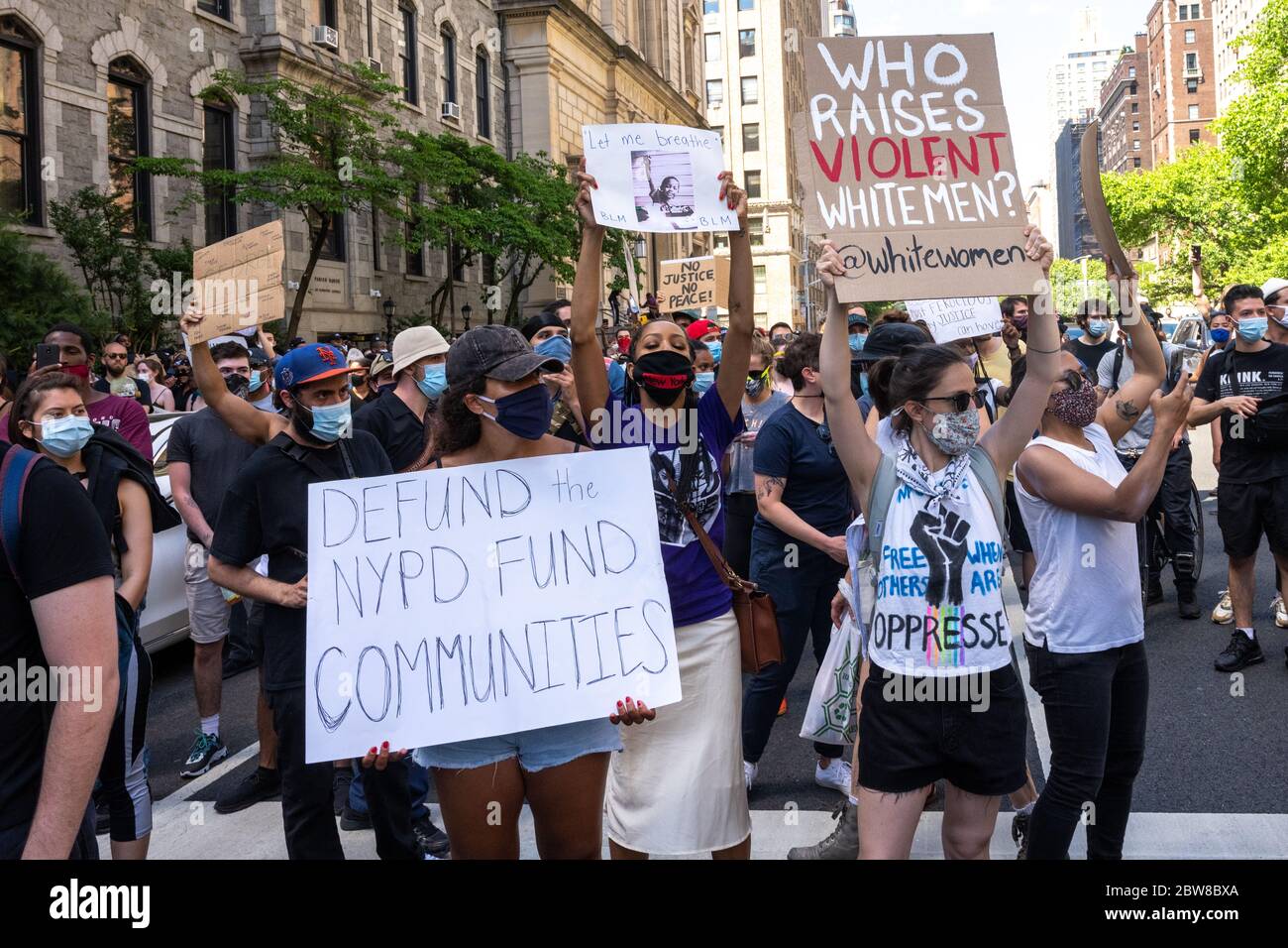 New York, États-Unis. 30 mai 2020. Les manifestants défilent dans l'Upper East Side de New York pour protester contre la brutalité policière suite à la mort de George Floyd aux mains de la police de Minneapolis. Credit: Enrique Shore/Alay Live News Banque D'Images