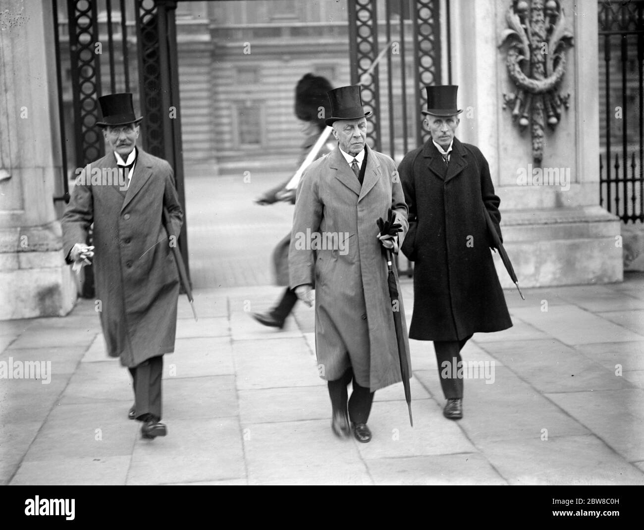 Le roi reçoit des délégués du centenaire de monsieur . De gauche à droite George MacKay , Sir Edward Schafer et le Professeur J B Hill quittant le Palais . 4 avril 1927 Banque D'Images