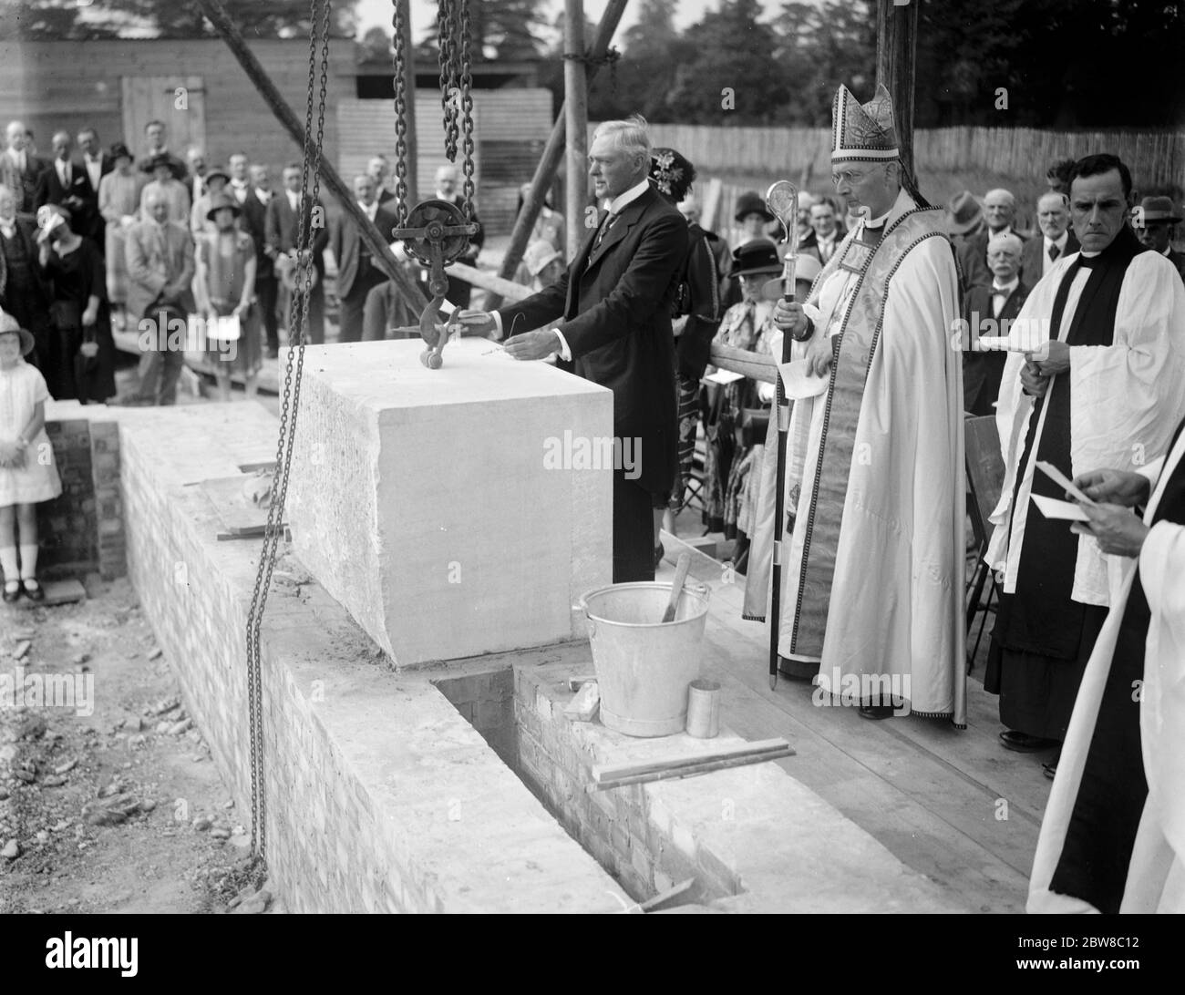 Lord Forster , ancien gouverneur de l'Australie pose la pierre de fondation de la nouvelle église St John Bellingham . 17 juillet 1926 Banque D'Images