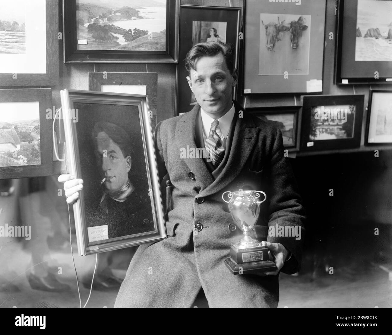 EXPOSITION D'artisanat DE LA GARE de Paddington . M. A H Start , Locomotive Fireman , de Cardiff , avec la peinture à l'huile de lui-même et le trophée qui lui est décerné . 31 mars 1927 Banque D'Images