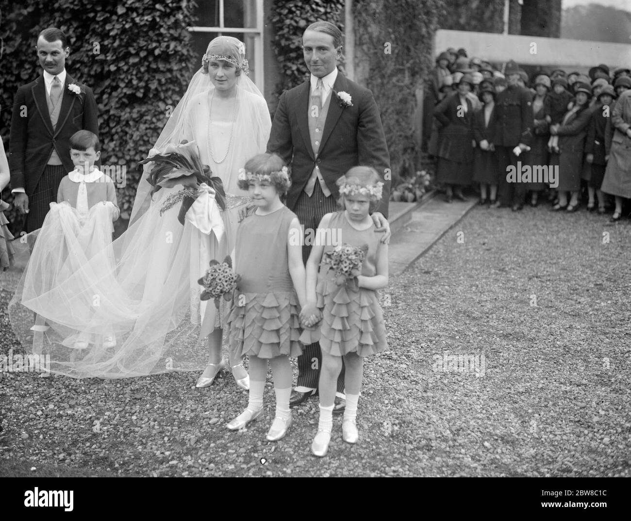 Le frère du comte de Westopeland débouche . Le mariage a eu lieu jeudi à Hollywell sur l' honorable Mountjoy Fane , et Mlle Ackland Hood . Mariée et époux après cérémonie . 29 avril 1926 Banque D'Images
