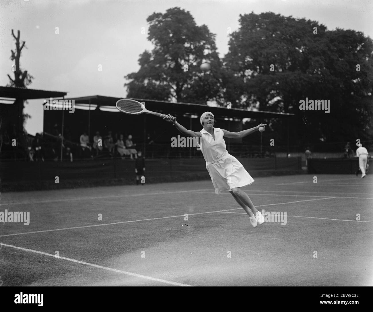 Championnat de tennis de Surrey à Surbiton . Mlle Tapscott (Afrique du Sud) fait un bond pour le ballon . 17 mai 1927 Banque D'Images