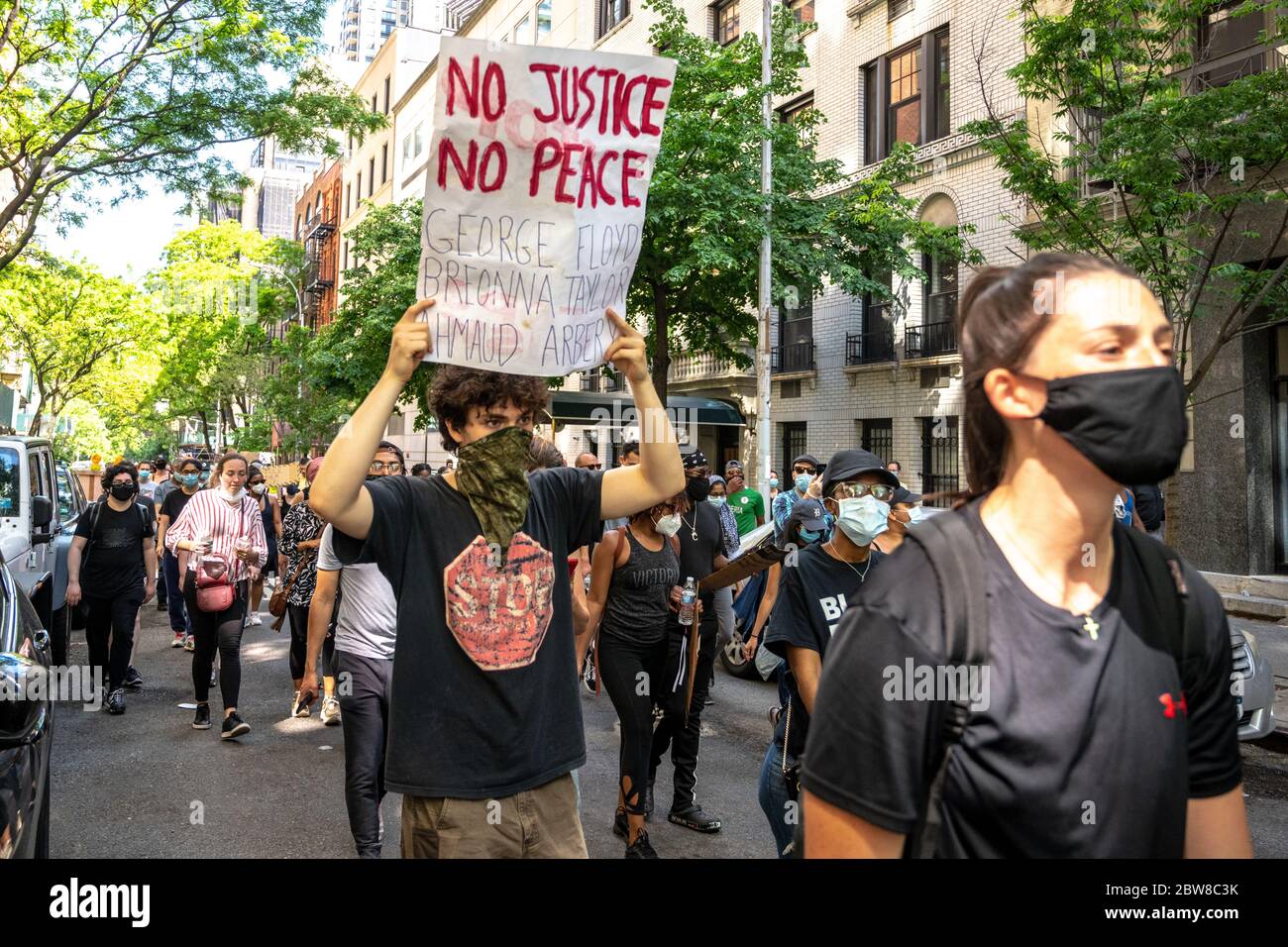 New York, États-Unis. 30 mai 2020. Les manifestants défilent dans l'Upper East Side de New York pour protester contre la brutalité policière suite à la mort de George Floyd aux mains de la police de Minneapolis. Credit: Enrique Shore/Alay Live News Banque D'Images