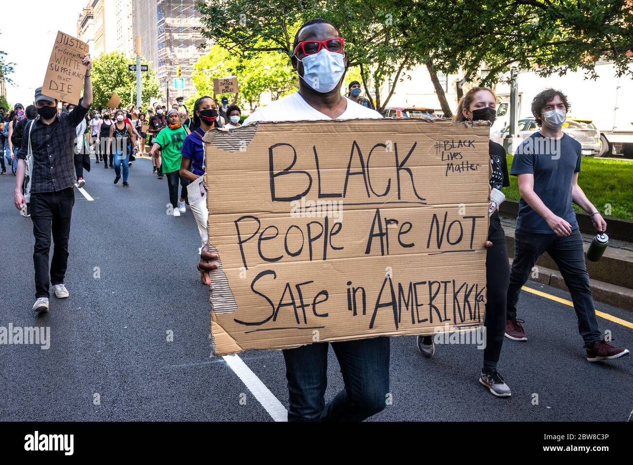 New York, États-Unis. 30 mai 2020. Les manifestants défilent dans l'Upper East Side de New York pour protester contre la brutalité policière suite à la mort de George Floyd aux mains de la police de Minneapolis. Credit: Enrique Shore/Alay Live News Banque D'Images