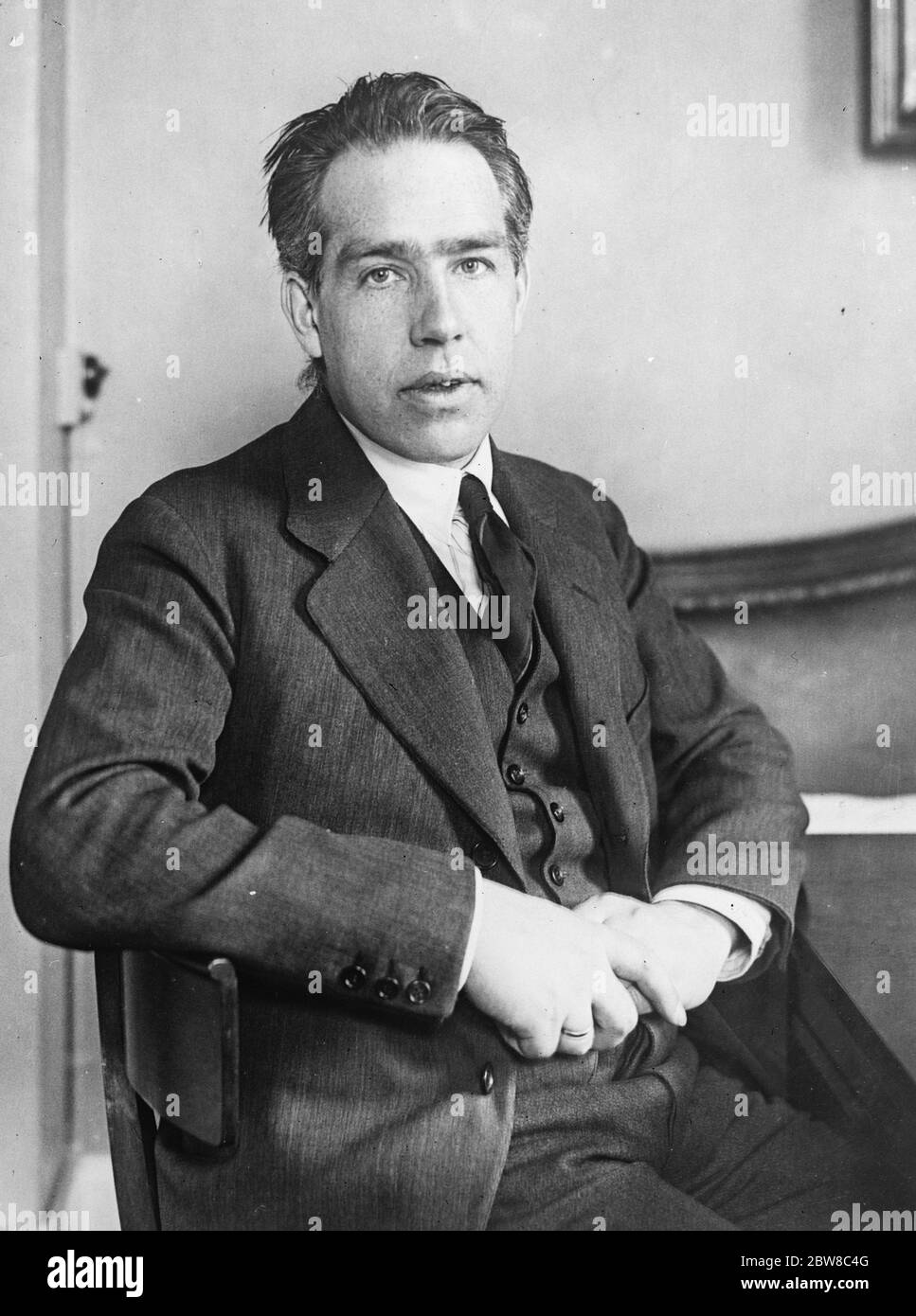 Le professeur Niels Bohr , le célèbre physicien danois , qui a accepté une invitation à donner des conférences à Londres le mois prochain . 21 février 1927 Banque D'Images