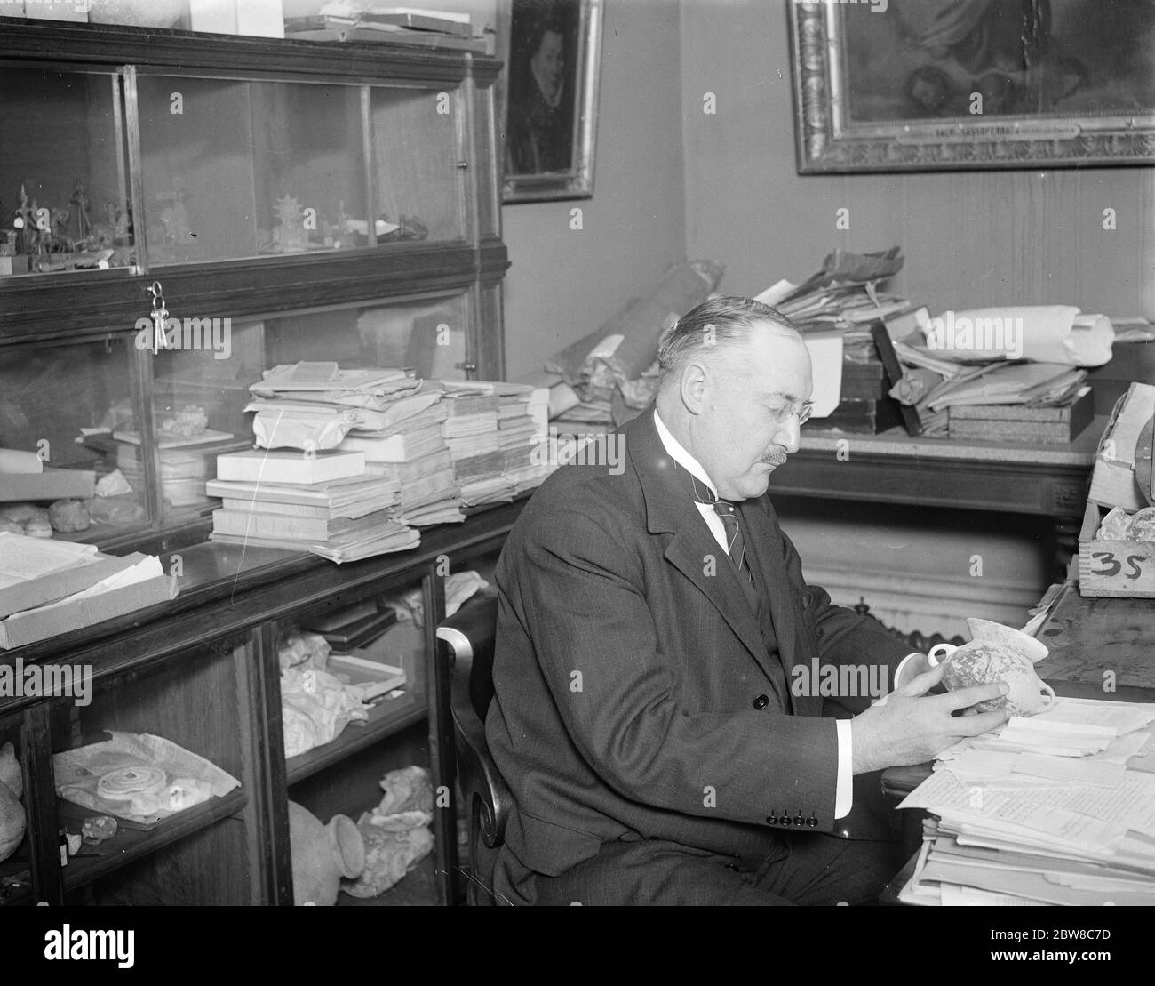 Le point de vue de Glozel ' hoax ' du célèbre scientifique français . M René Dussaud photographié dans son bureau . 29 octobre 1929 Banque D'Images