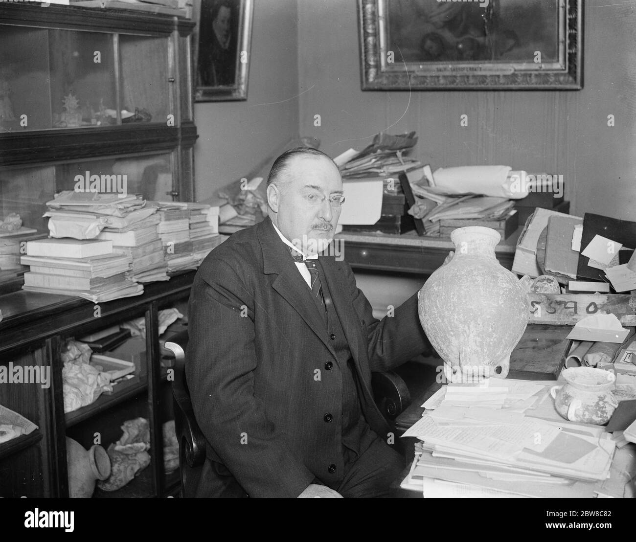 Le point de vue de Glozel ' hoax ' du célèbre scientifique français . M René Dussaud photographié dans son bureau . 29 octobre 1929 Banque D'Images