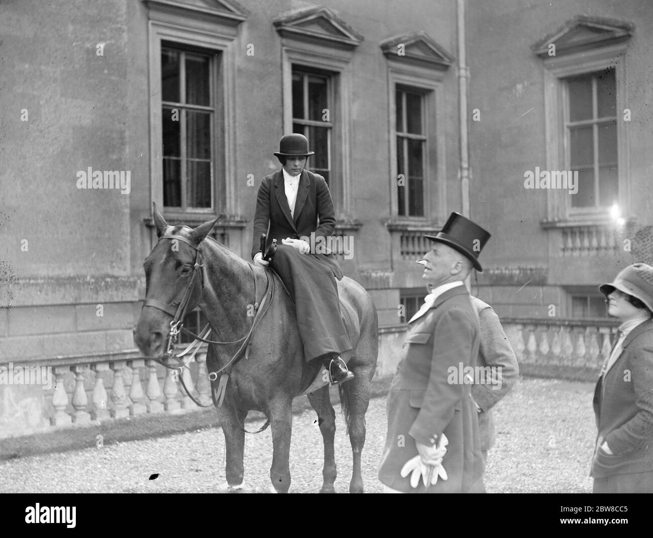 Rencontre de la chasse de Beaufort à la forêt de Savernake , Wiltshire . Duchesse de Beaufort ( née Lady Mary Cambridge ) gauche , parlant au major Hunloke . 13 avril 1927 Banque D'Images
