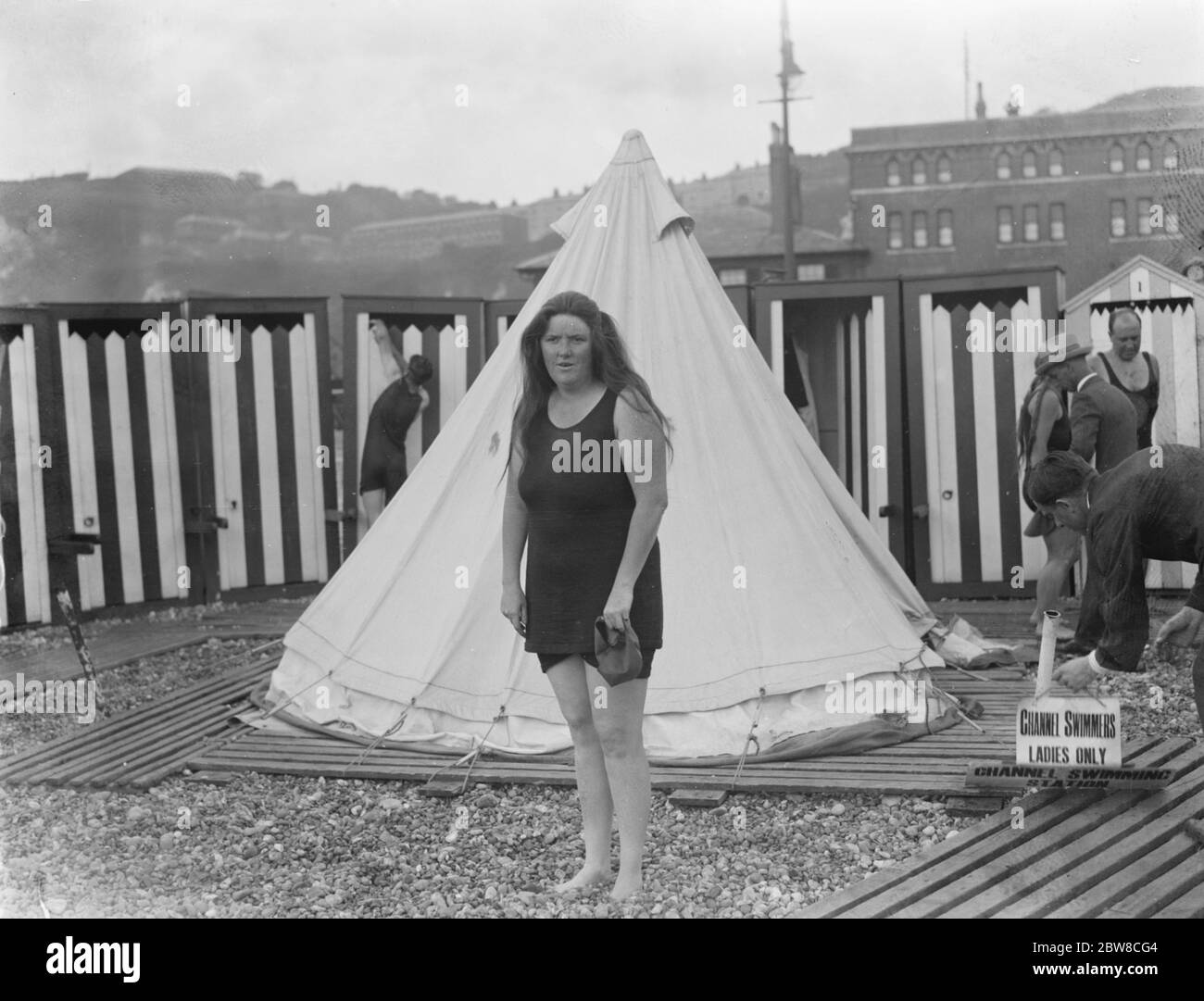 Mme Barratt , qui s'efforce de nager dans la Manche . 12 août 1926 Banque D'Images