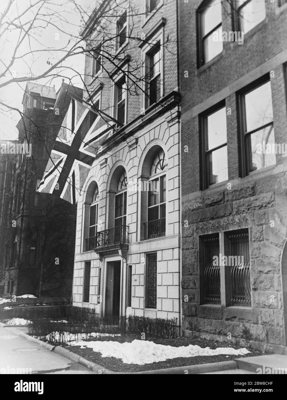 Le drapeau canadien flotte pour la première fois sur Washington . Le drapeau volant à la légation . 5 mars 1927 Banque D'Images