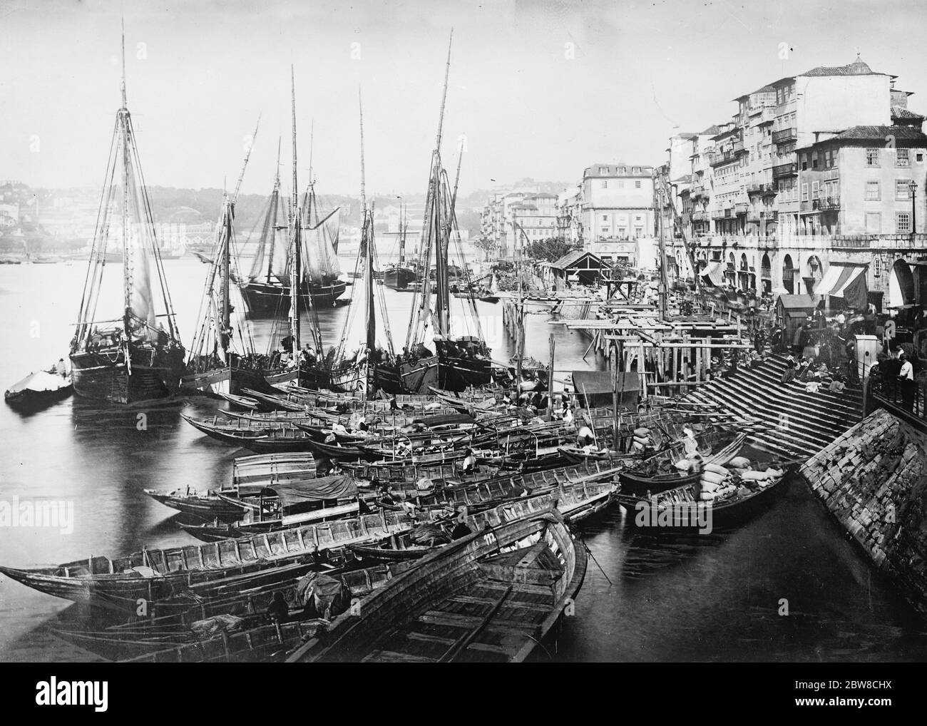 De nombreuses victimes de la révolte portugaise . Forces rebelles à Oporto. Le quai Ribeira , Oporto . 7 février 1927 Banque D'Images