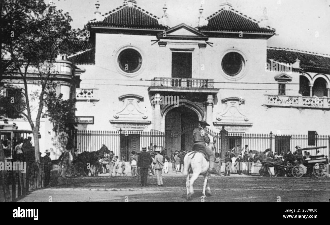 Scène du combat de taureau en l'honneur du Prince de Galles . L'entrée du Bull Ring à Séville . Des dispositions ont été prises pour que les combattants à la taureau les plus accomplis participent . 26 avril 1927 Banque D'Images