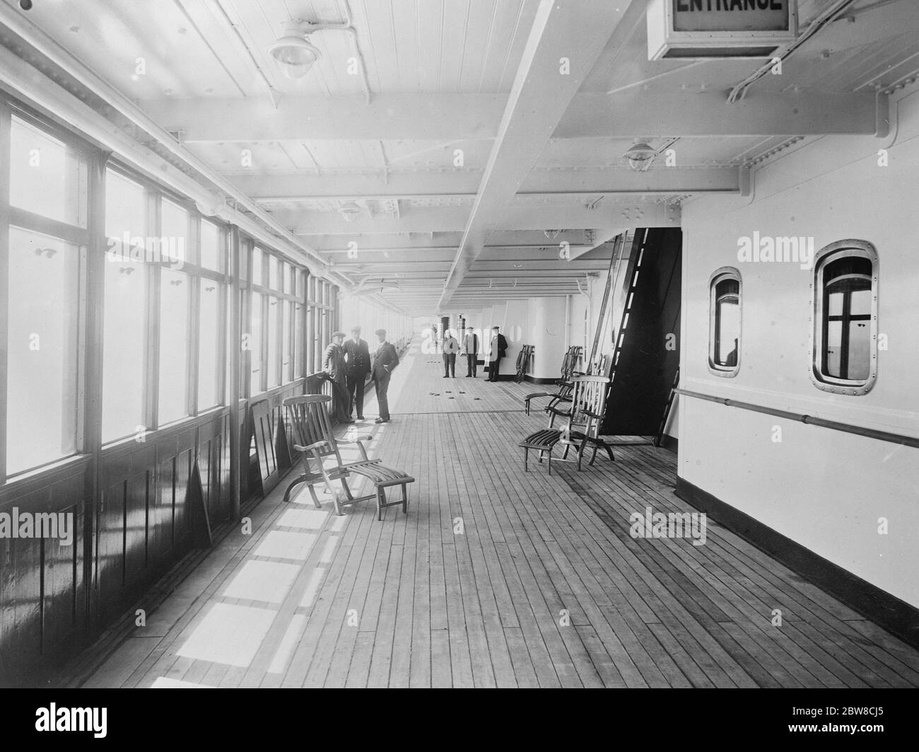 Prince de Galles et Prince George voyageant au Canada en tant que passagers ordinaires de première classe . Sur l'impératrice d'Australie . Le pont de promenade en arrière. 22 juillet 1927 Banque D'Images