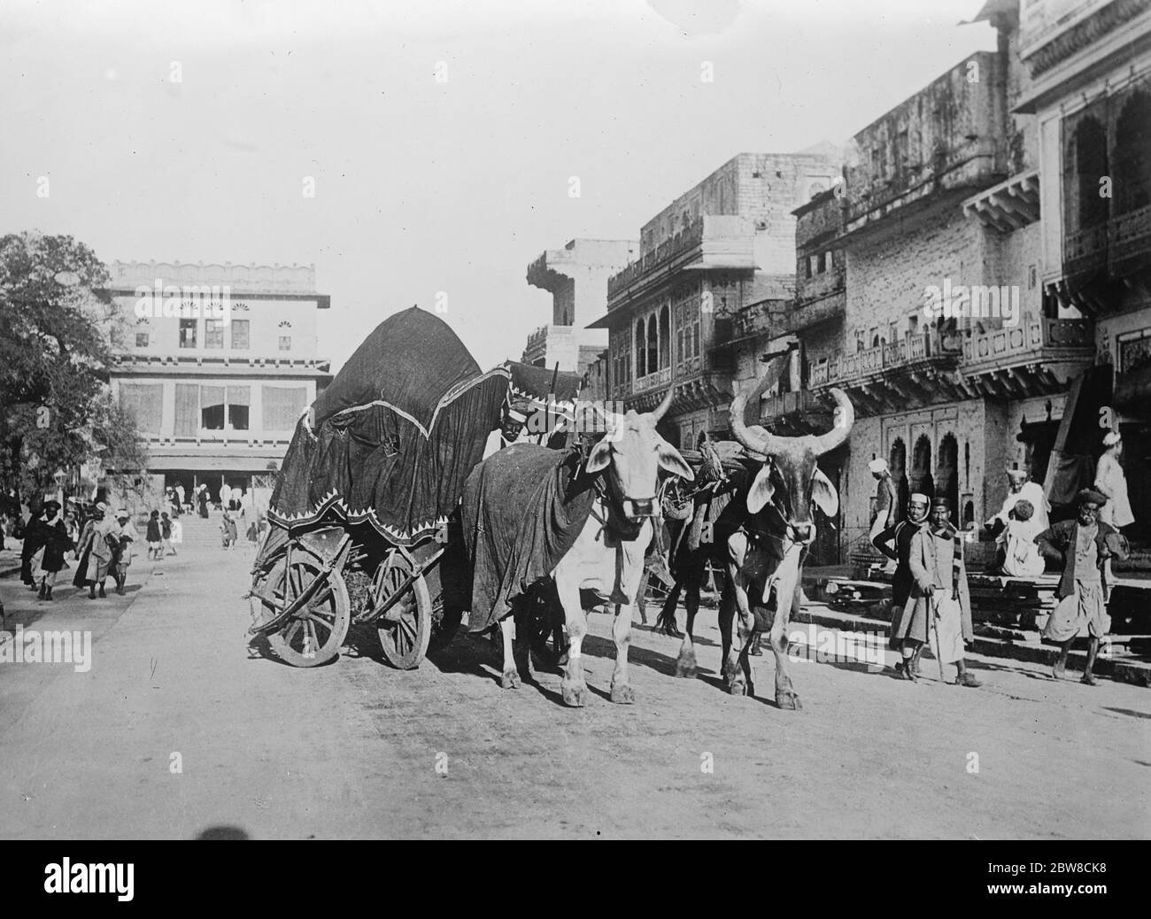 Mauvais substitut à la voiture de tourisme . Un taureau pittoresque ekka , photographié dans la rue marchande , Gwalior . 13 juillet 1927 Banque D'Images