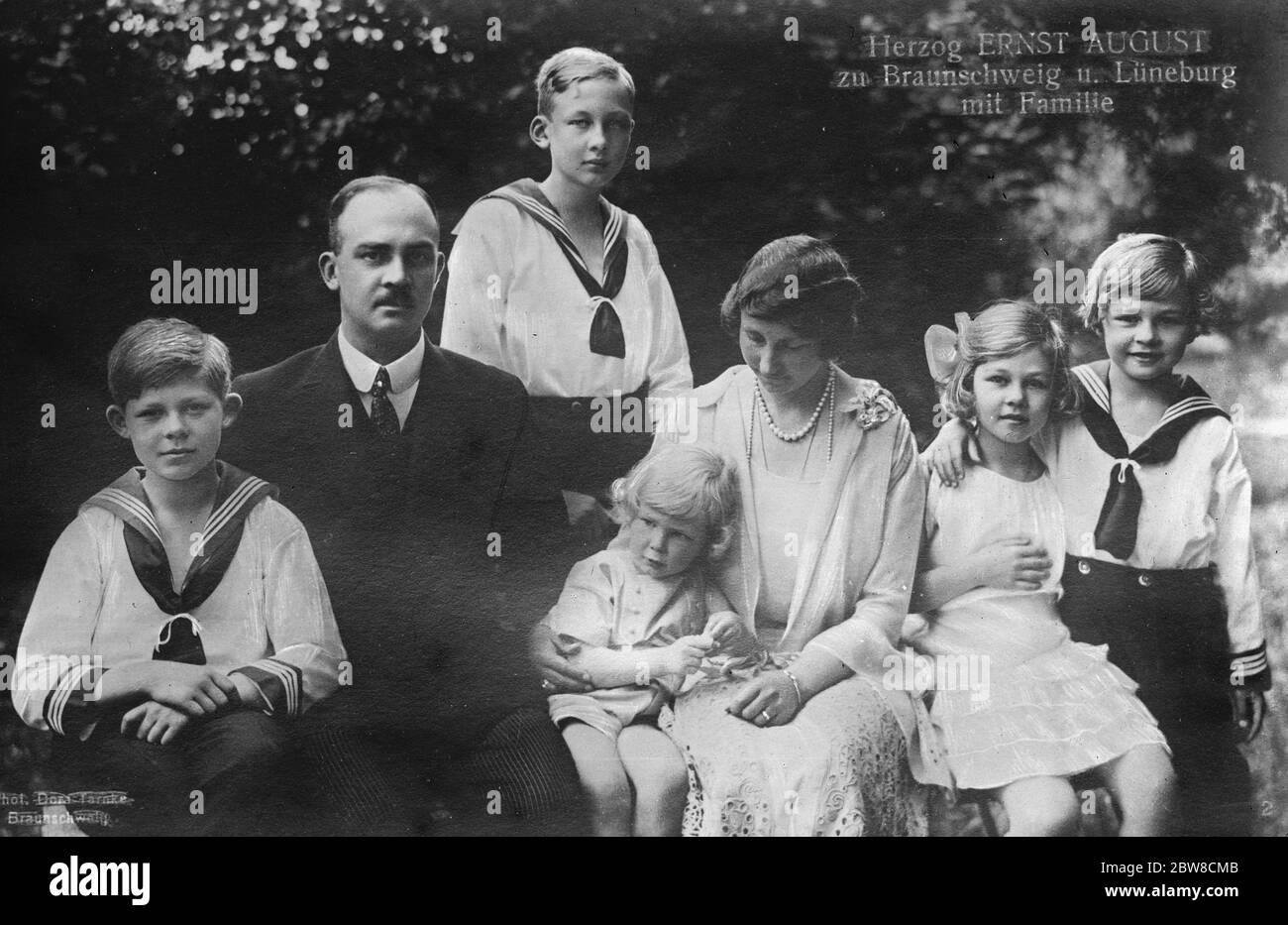 La seule fille de Kaiser avec son mari et ses enfants. De gauche à droite, les figures sont : le Prince George Wilhelm , l'ex-duc de Brunswick , l'ex-prince héréditaire Ernst August , le prince Welf Heinrich , la duchesse de Brunswick ( née la princesse Victoria Louise de Prusse ) , la princesse Frederica et le prince Christian . 21 mai 1927 Banque D'Images