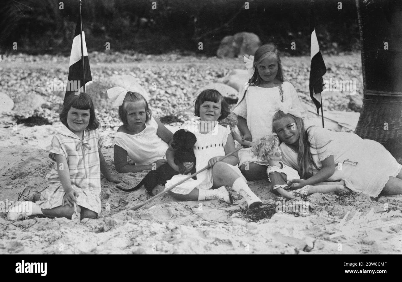 Ex prince héritier d'Allemagne ' s filles . Photographié au bord de la mer avec leurs cousins , les enfants de l'ancien Grand-Duc Friedrich Franz IV de Mecklenburg Schwerin . 21 mai 1927 Banque D'Images