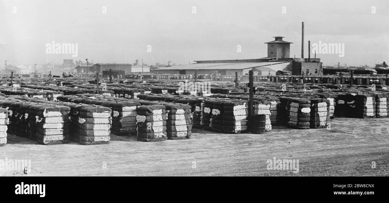 Coton américain bon marché pour Lancashire . Une photo intéressante de San Diego , montrant une section de 30,00 balles de coton de vallée impériale de long agrafe en attente d'expédition à Liverpool . Aux États-Unis, les prix du coton ont chuté de telle façon que les producteurs trouvent plus rentable d'expédier leurs produits en Angleterre et de les y vendre . 29 décembre 1926 Banque D'Images