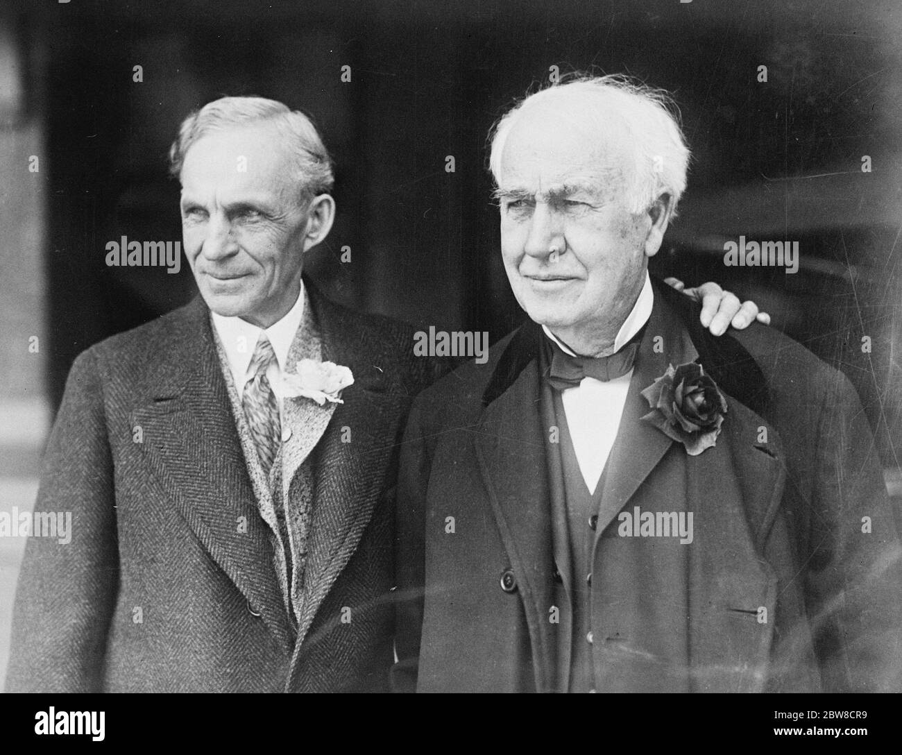 Deux pionniers de leur époque : Henry Ford félicite son ami , Thomas A Edison , pour son 80e anniversaire . Henry Ford avec Thomas Edison . 28 février 1927 Banque D'Images