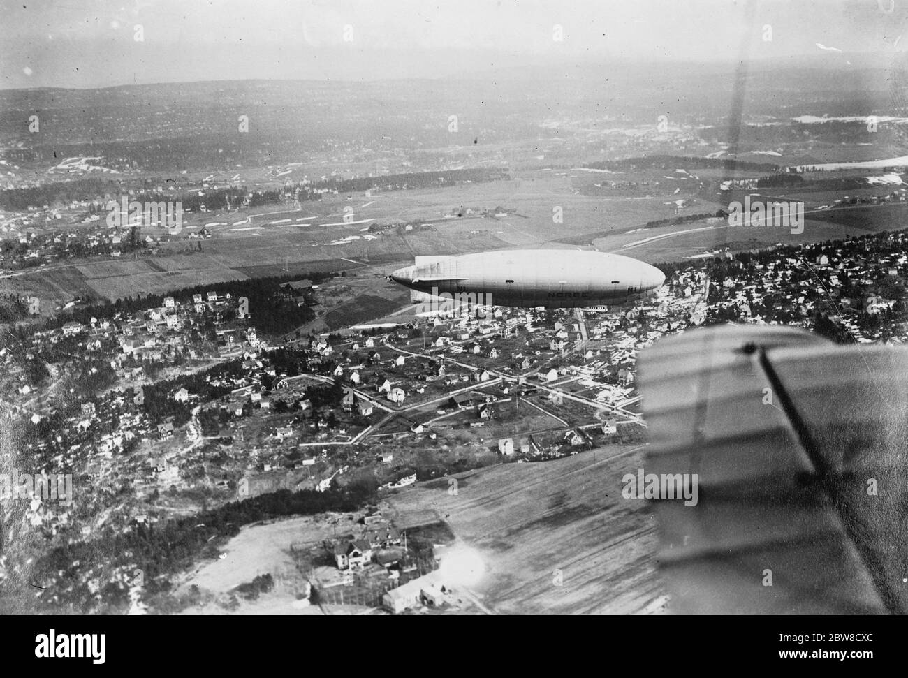 Le bateau du pôle Nord au-dessus d'Oslo . Le Norge a photographié depuis un avion en survolant Oslo . 19 avril 1926 Banque D'Images Le bateau du pôle Nord au-dessus d'Oslo . Le Norge a photographié depuis un avion en survolant Oslo . 19 avril 1926 Banque D'Images