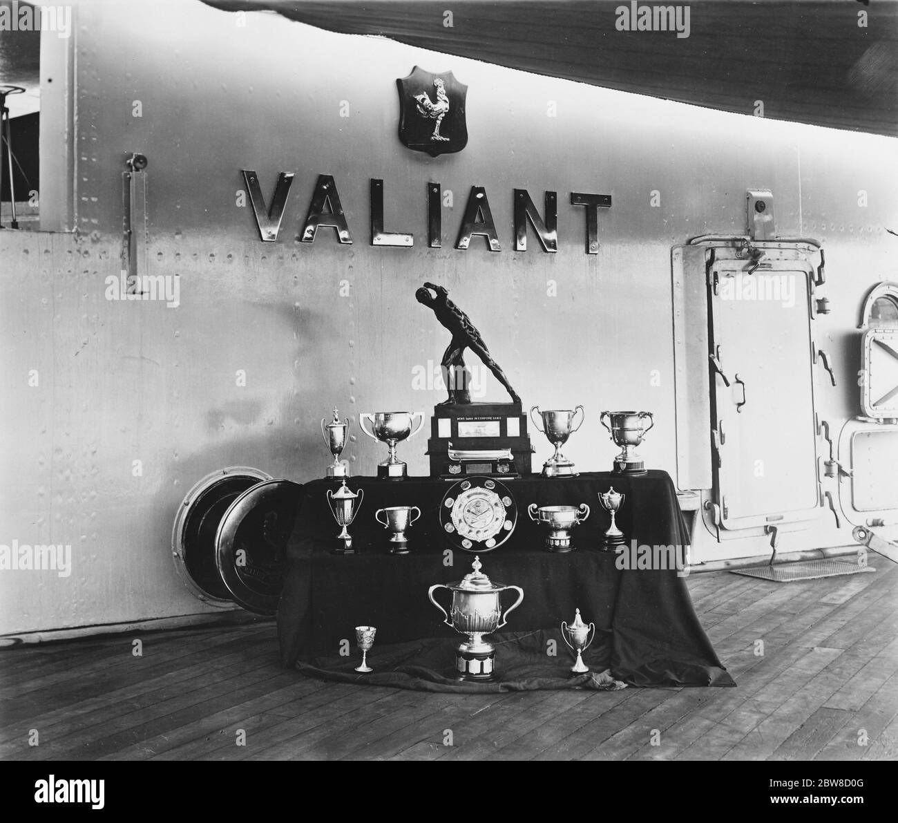 Fin de quatre ans , commission , de nombreux trophées remportés par HMS Valiant . Le cuirassé Valiant est revenu à Plymouth avec la distinction d'avoir été en fonction depuis plus de quatre ans . Pendant cette période, le Valiant a gagné une haute réputation par ses succès pour la timitrerie , le tir à la carabine et les compétitions sportives en général . Certains des trophées remportés par HMS Valiant . 25 février 1927 Banque D'Images