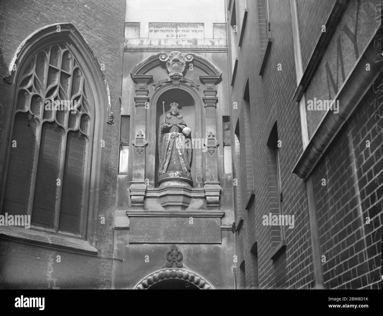 Londres ' s statue royale la plus délabrée une reine undignified ' Bess ' la statue de ' bonne reine Bess ' dans la niche à l'extérieur de St Dunstan ' s à l'ouest , Fleet Street . 31 janvier 1927 Banque D'Images