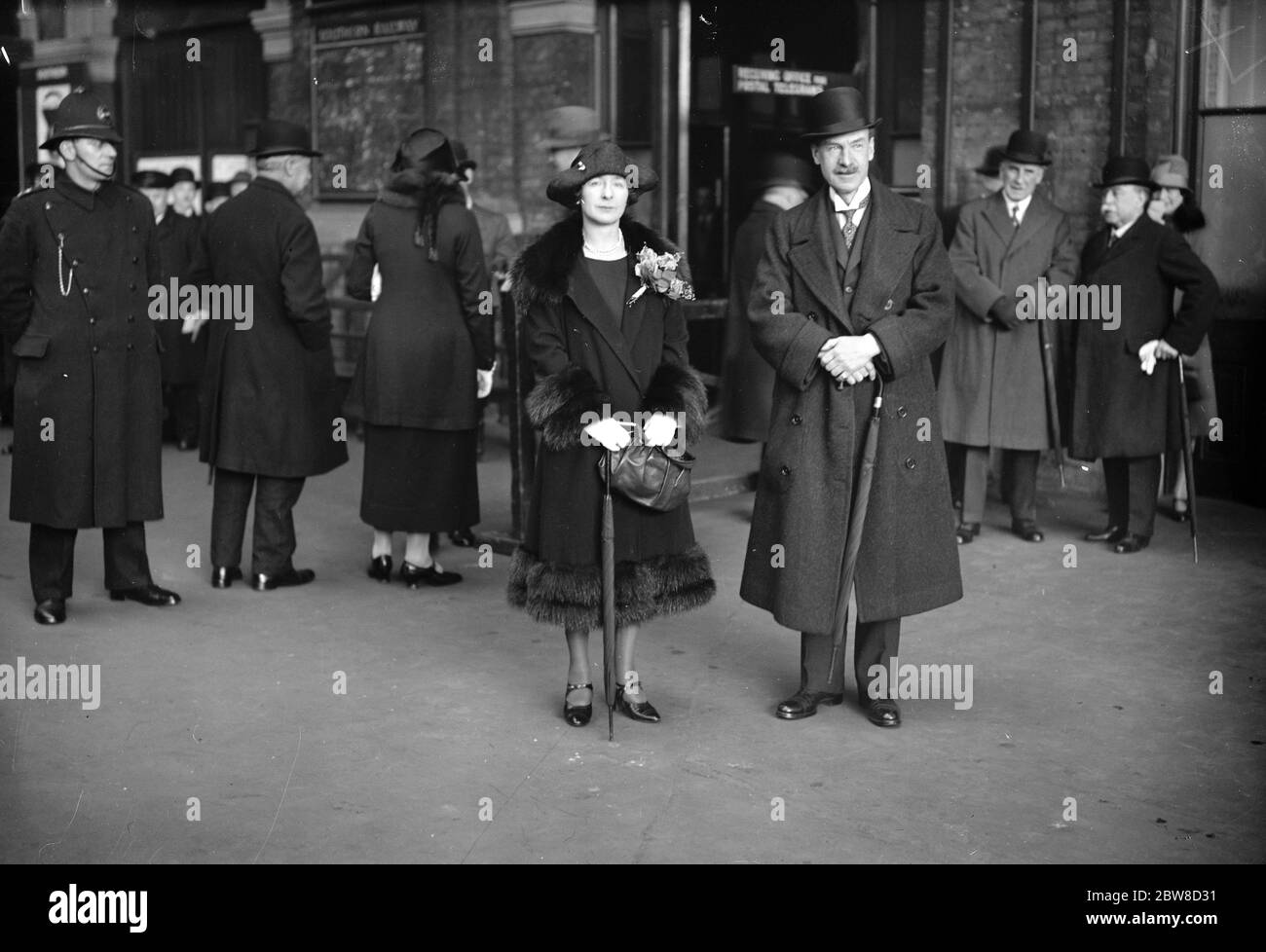 Nouveau gouverneur quitte pour Bengale . Le colonel Sir F S Jackson , le nouveau gouverneur du Bengale , avec Lady Jackson photographiée à Victoria juste avant leur départ . 10 mars 1927 Banque D'Images