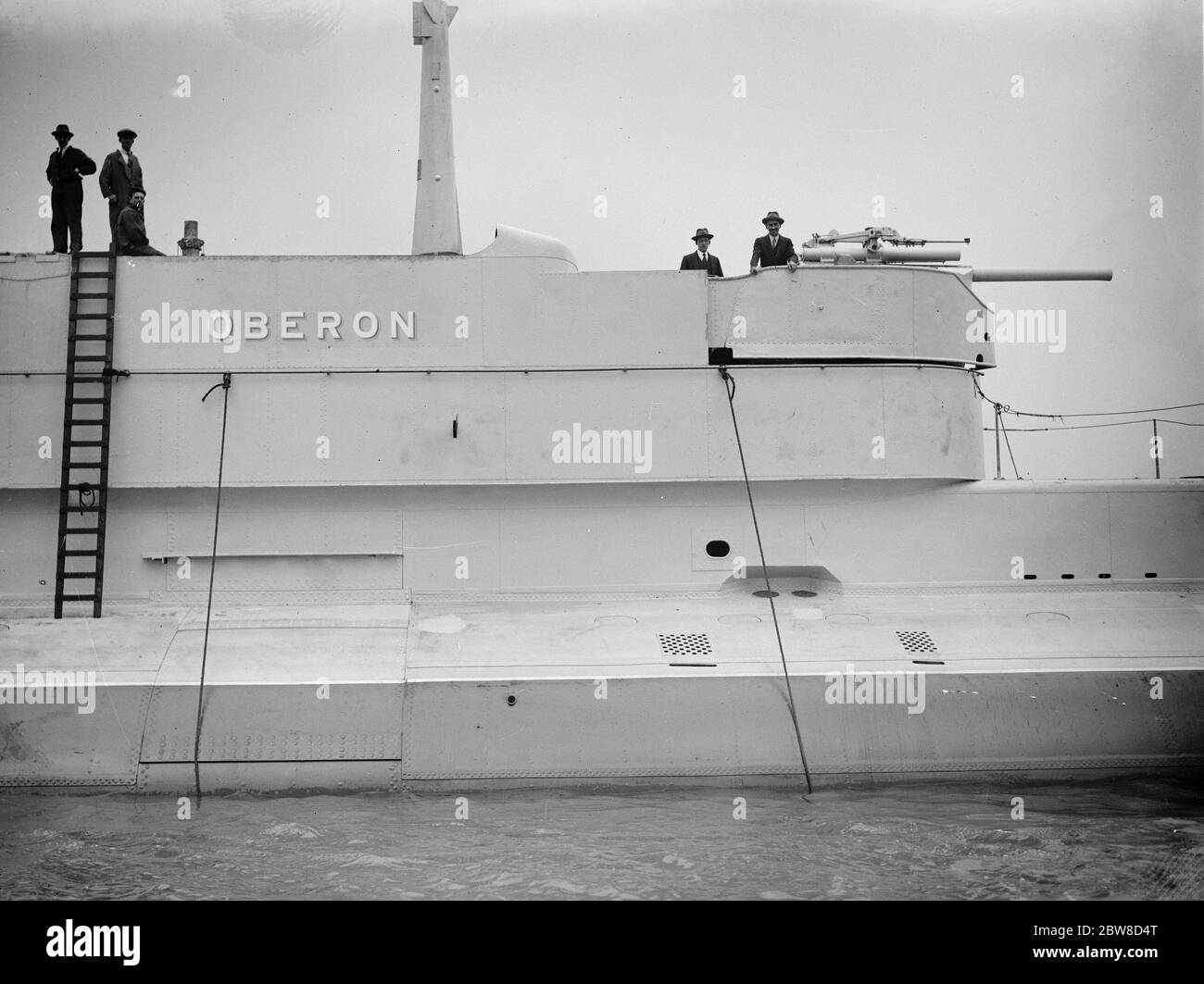 Premier sous-marin britannique avec un nom , le plus récent type de navire lancé à Chatham . Le HMS Oberon ( P21 ) un sous-marin de classe Odin après avoir été lancé montrant la tour de conning et le canon . 25 septembre 1926 Banque D'Images