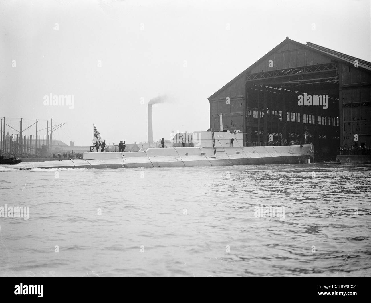 Premier sous-marin britannique avec un nom , le plus récent type de navire lancé à Chatham . Le HMS Oberon ( P21 ) un sous-marin de classe Odin qui quitte le hangar en cours de lancement . 25 septembre 1926 Banque D'Images