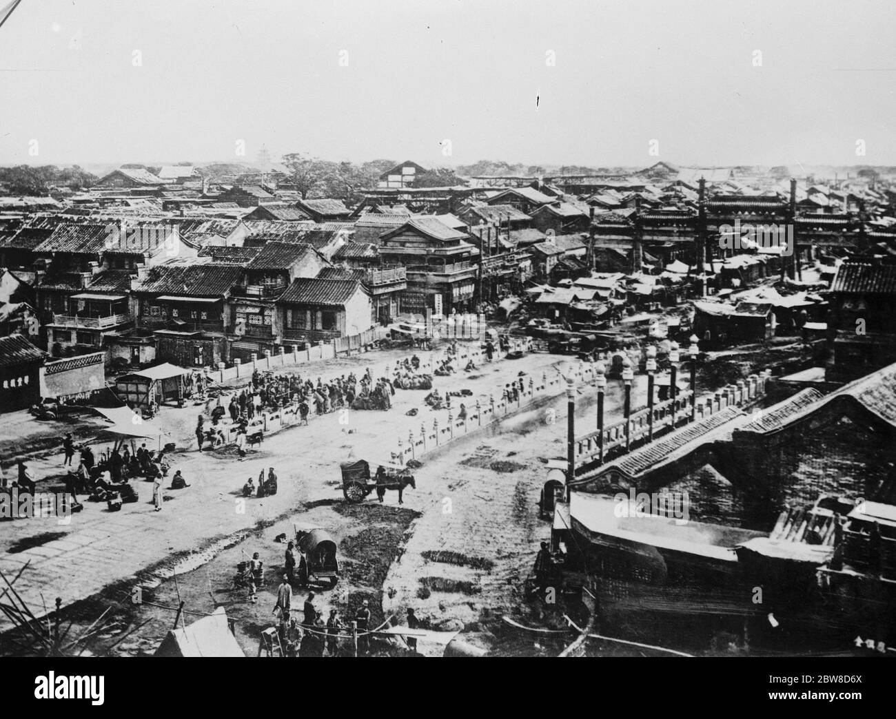 Pékin . La rue principale et le pont Beggar vue depuis le mur de la ville. Mai 1928 Banque D'Images