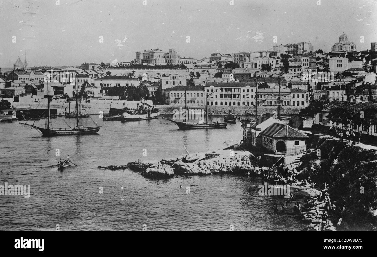 Victimes du tremblement de terre en Russie du Sud . Un grave tremblement de terre dans le sud de la Russie dans les premières heures du matin . A Sébastopol, un certain nombre de maisons se sont effondrées , enterrant les détenus . Plusieurs personnes ont été tuées et blessées DANS UNE vue sur Sébastopol depuis le port . 13 septembre 1927 Banque D'Images