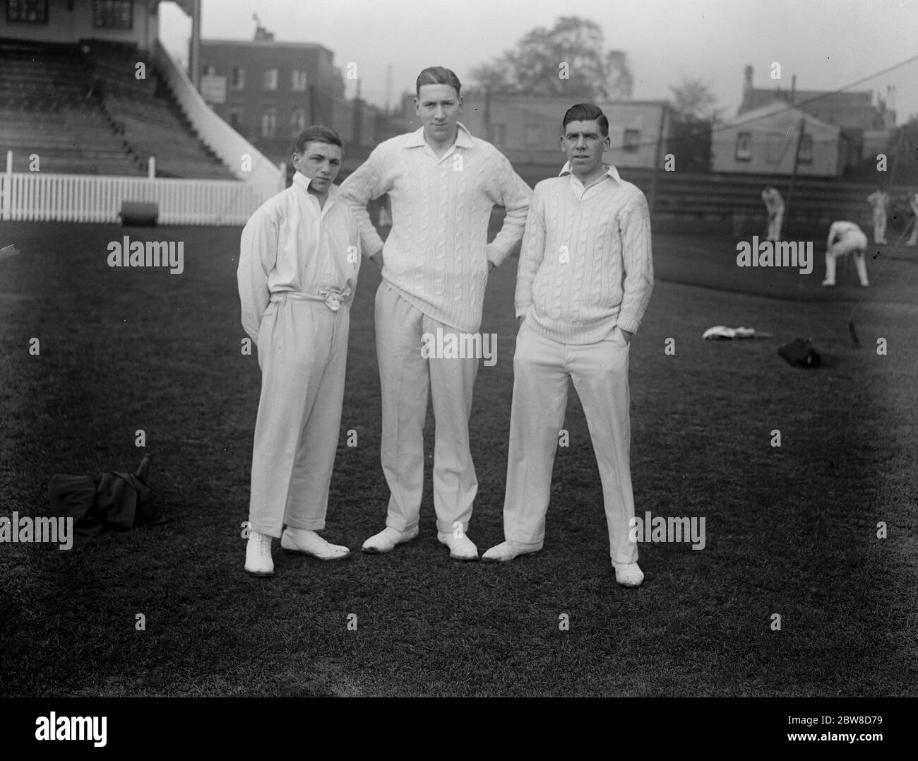 Le nouveau trio de bowling de Surrey . La recherche de nouveaux bowlers de Surrey commence à produire des résultats . de gauche à droite Hart , Alfred Richard (Alf) Gover , et Sheffield . 20 avril 1928 Banque D'Images