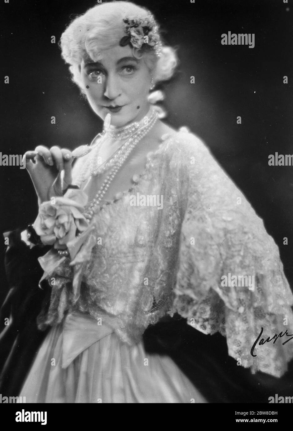 Mme Tora Teje , grande actrice de Suède , comme ' la Marquise ' dans la pièce de Noel Coward 