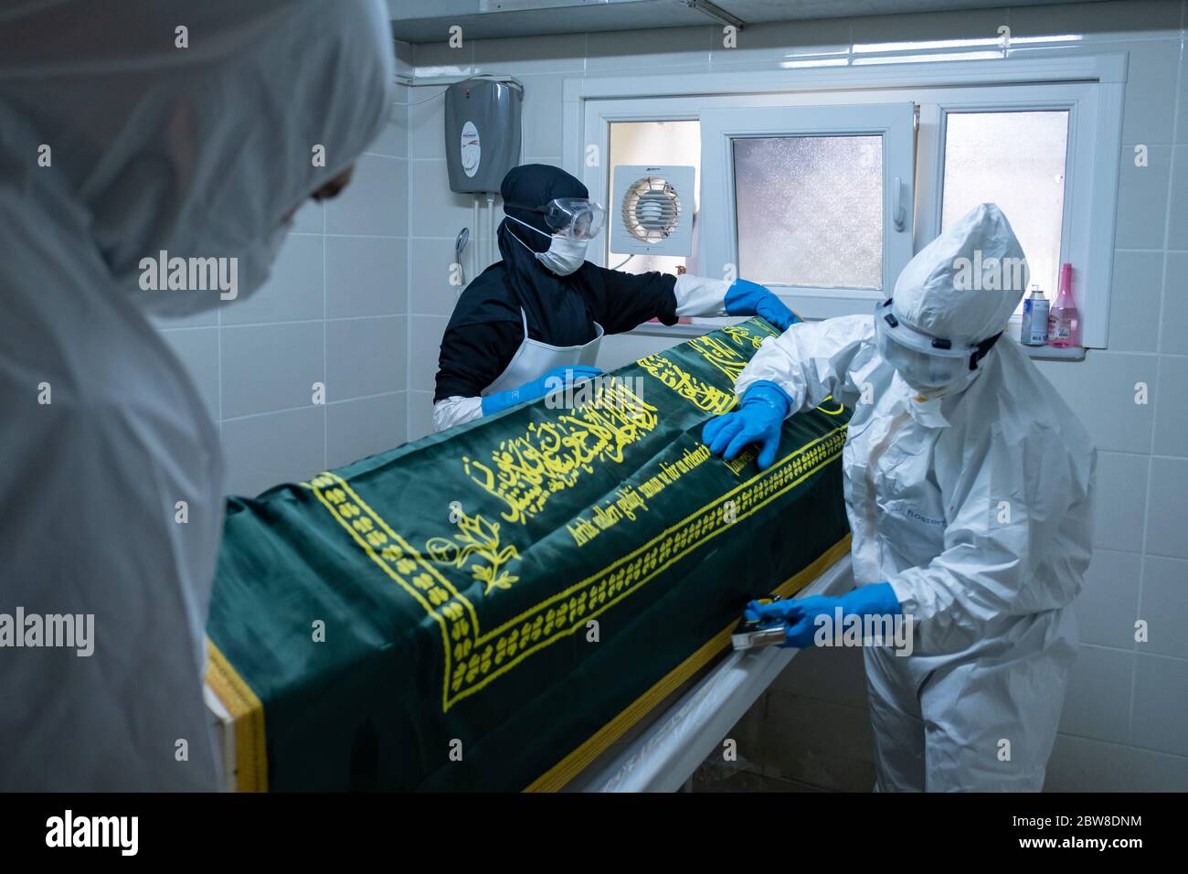 Istanbul, Turquie. 30 mai 2020. Les employés de la morgue municipale d'Istanbul, portant des costumes de protection et des masques, préparent le corps d'un homme qui est mort de COVID-19 dans la morgue de Cekmekoy. Crédit : Yasin Akgul/dpa/Alay Live News Banque D'Images