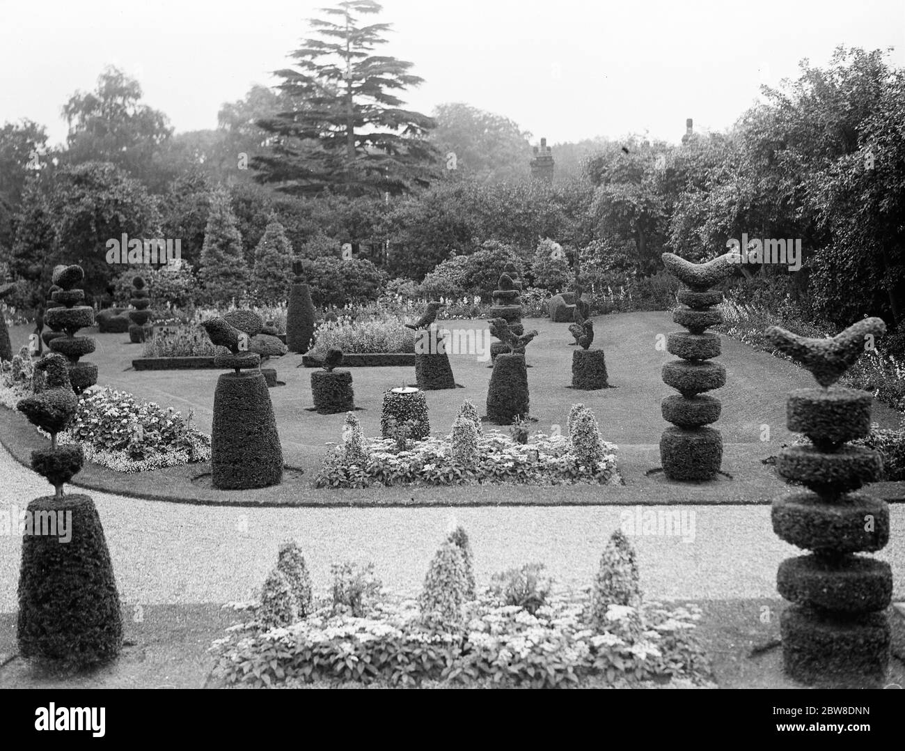 Le Roi et la Reine pour aller à Sandringham , Norfolk . Le pittoresque travail topiaire dans les jardins de Sandringham . 22 août 1929 Banque D'Images Le Roi et la Reine pour aller à Sandringham , Norfolk . Le pittoresque travail topiaire dans les jardins de Sandringham . 22 août 1929 Banque D'Images