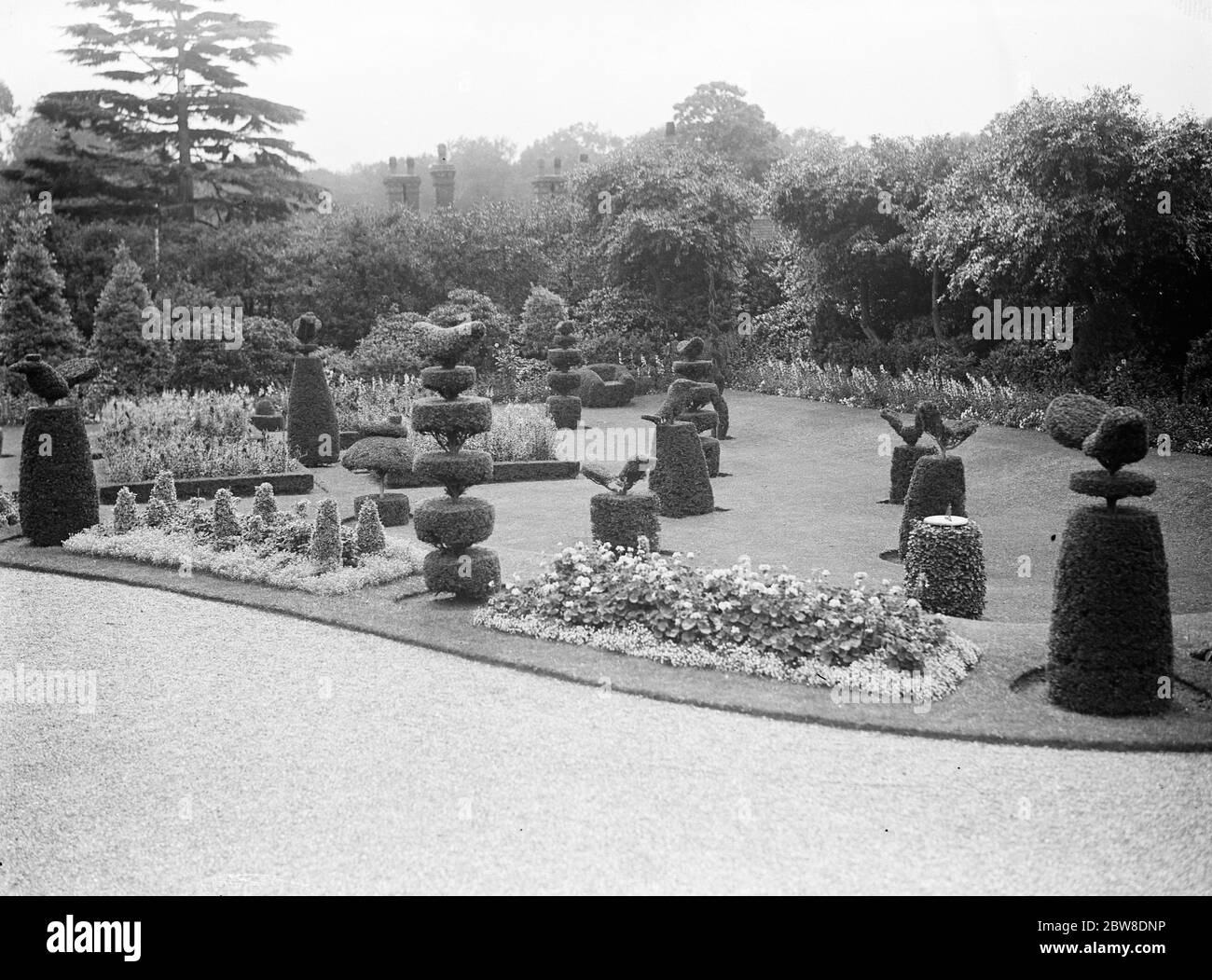 Le Roi et la Reine pour aller à Sandringham , Norfolk . Le pittoresque travail topiaire dans les jardins de Sandringham . 22 août 1929 Banque D'Images Le Roi et la Reine pour aller à Sandringham , Norfolk . Le pittoresque travail topiaire dans les jardins de Sandringham . 22 août 1929 Banque D'Images