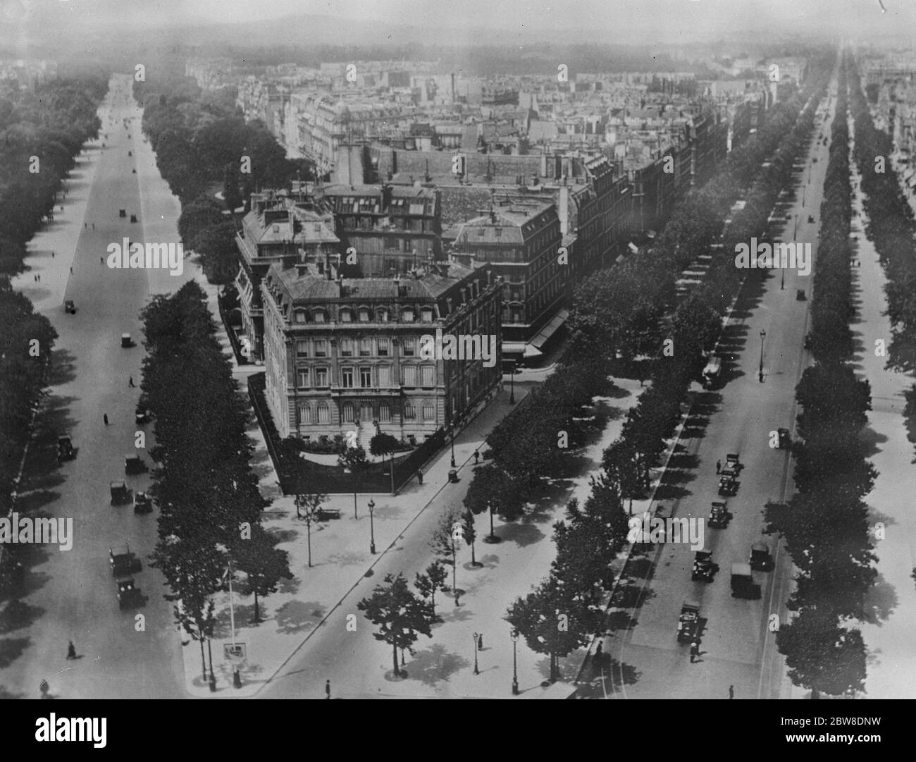 Paris Boulevards menacés de perte de leurs célèbres arbres . Vue de l'Arc de Triomphe. 10 janvier 1929 Banque D'Images