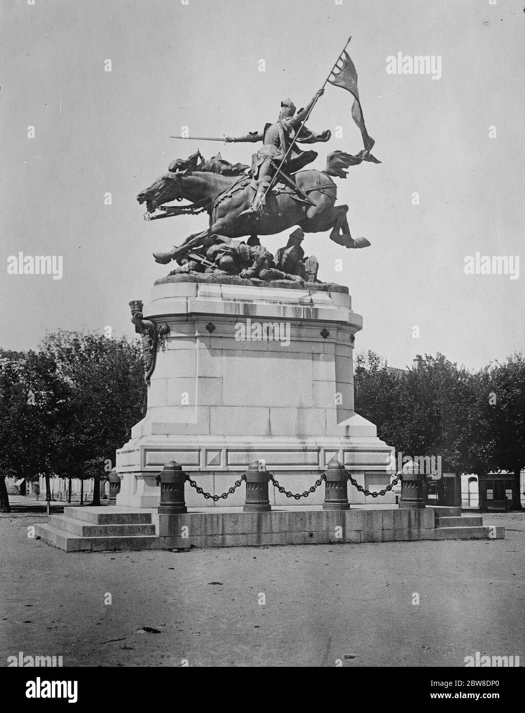 Chinon , France - la nouvelle statue de Jeanne d'Arc . 25 février 1929 Banque D'Images