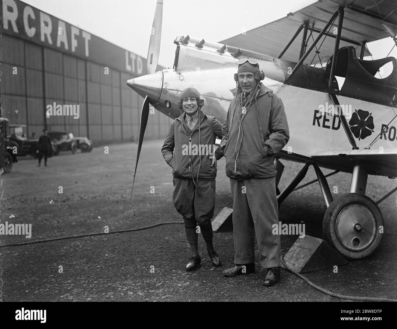 Le capitaine Lancaster et Mme Miller commencent leur vol vers l'Australie . Le capitaine Lancaster et Mme Miller sont devant la machine juste avant de commencer à Croydon . 14 octobre 1927 Banque D'Images