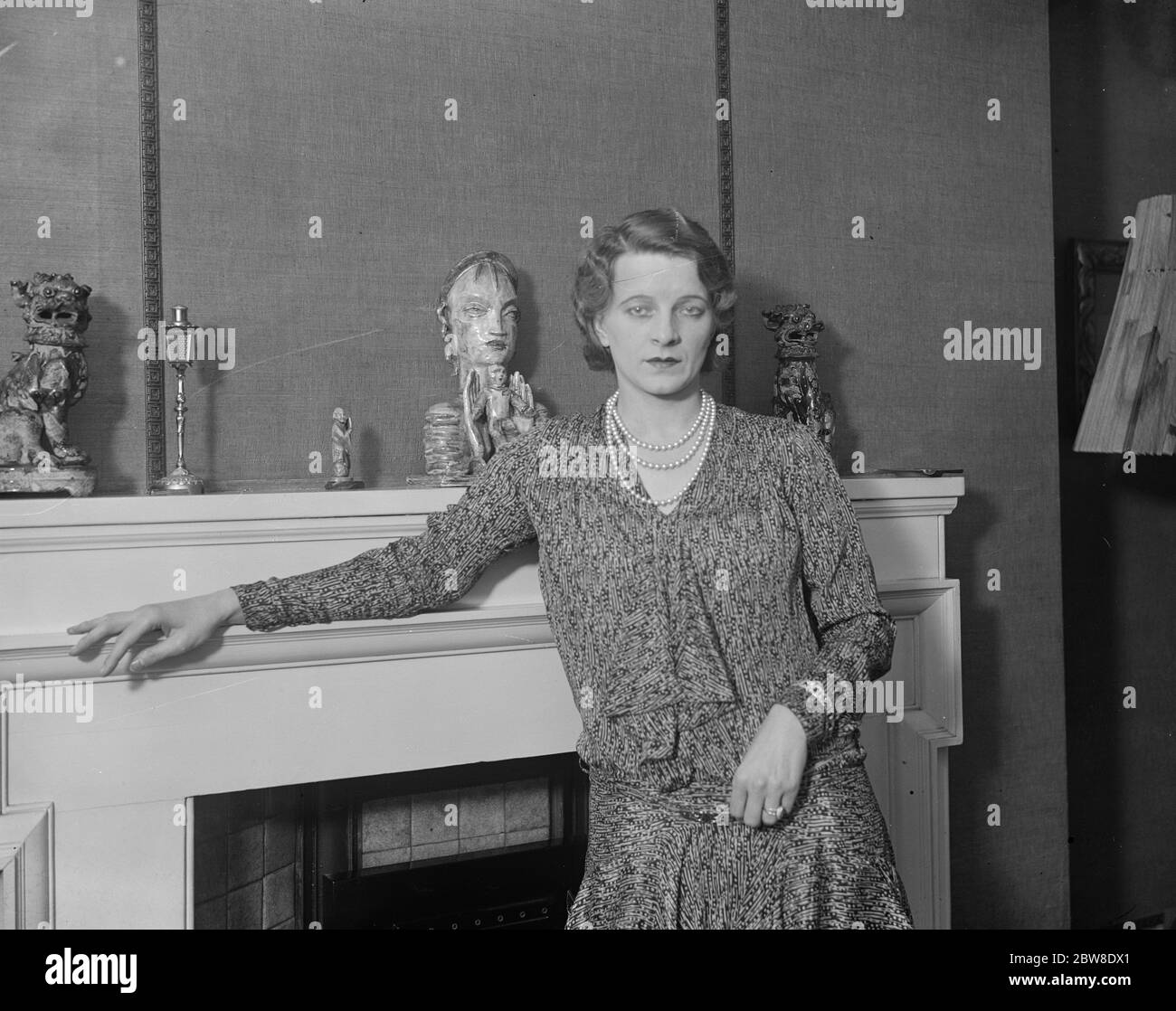 Le nouveau ' principal garçon ' de Drury Lane ' à la maison . Mlle Lilian Davies , la star de tant de pièces musicales réussies , photographiée à son domicile de Londres vendredi . Elle a été choisie pour être le principal garçon dans le Pantomime de la ' Belle au théâtre Drury Lane . 15 novembre 1929 Banque D'Images