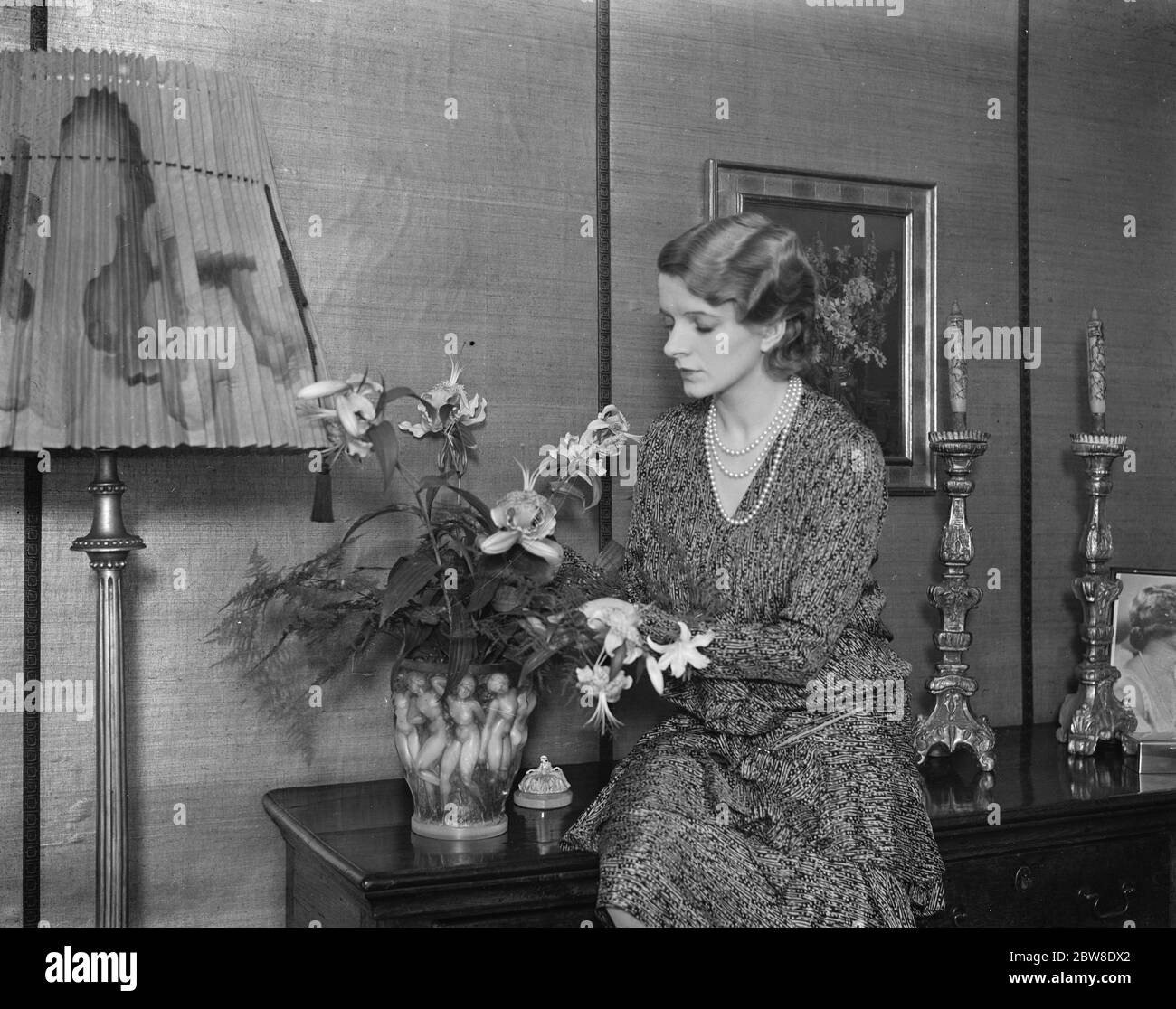 Le nouveau ' principal garçon ' de Drury Lane ' à la maison . Mlle Lilian Davies , la star de tant de pièces musicales réussies , photographiée à son domicile de Londres vendredi . Elle a été choisie pour être le principal garçon dans le Pantomime de la ' Belle au Théâtre Drury Lane . 15 novembre 1929 Banque D'Images