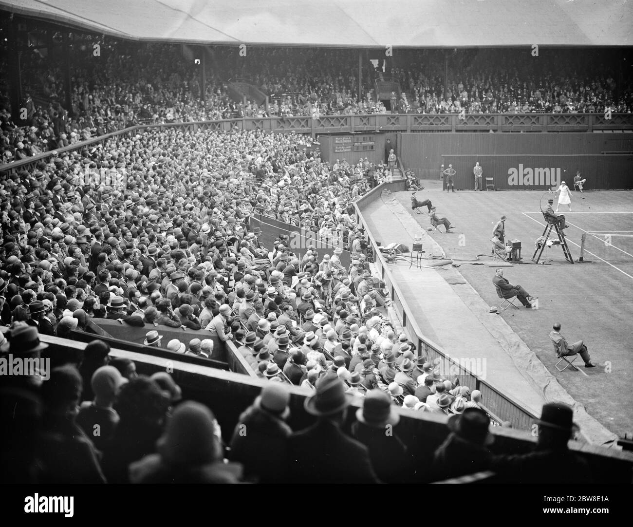 Championnats de tennis sur gazon à Wimbledon . Une vue générale pendant le match entre Mlle E Ryan et Mlle Betty Nuthall , qui ont vaincu Mme John Hill et Mlle E L Colyer . 30 juin 1929 Banque D'Images