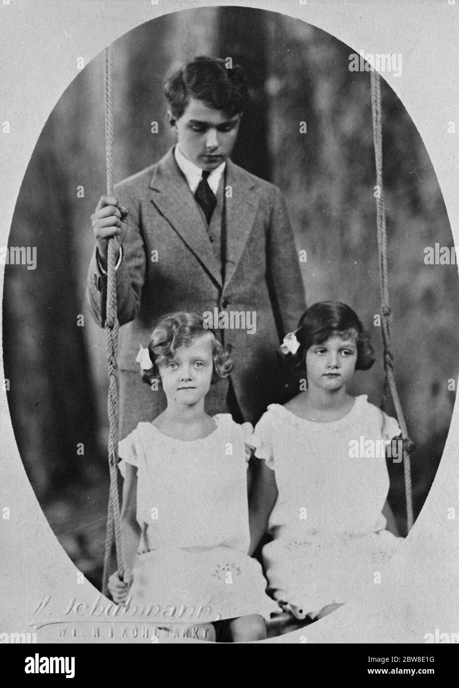 Un roi sans pays . L'Archiduc Otto d'Autriche avec ses sœurs les Archiduchesses , Elizabeth Charlotte et Charlotte .. 24 avril 1929 Banque D'Images