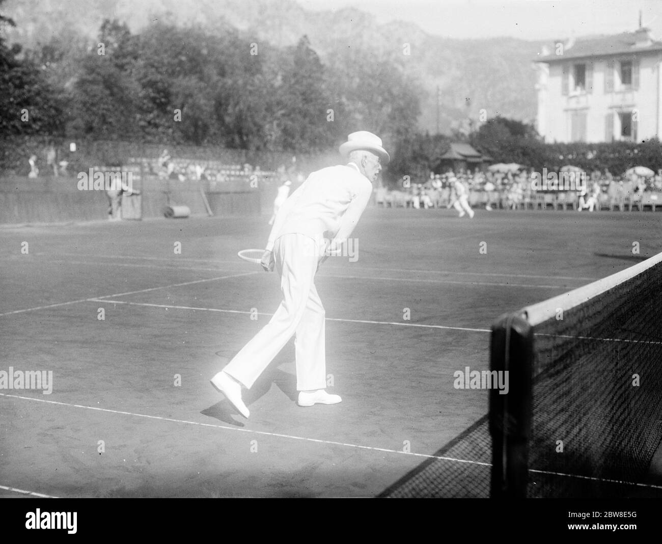 Le Roi de Suède jouant au tennis à Cannes . Février 1929 Banque D'Images