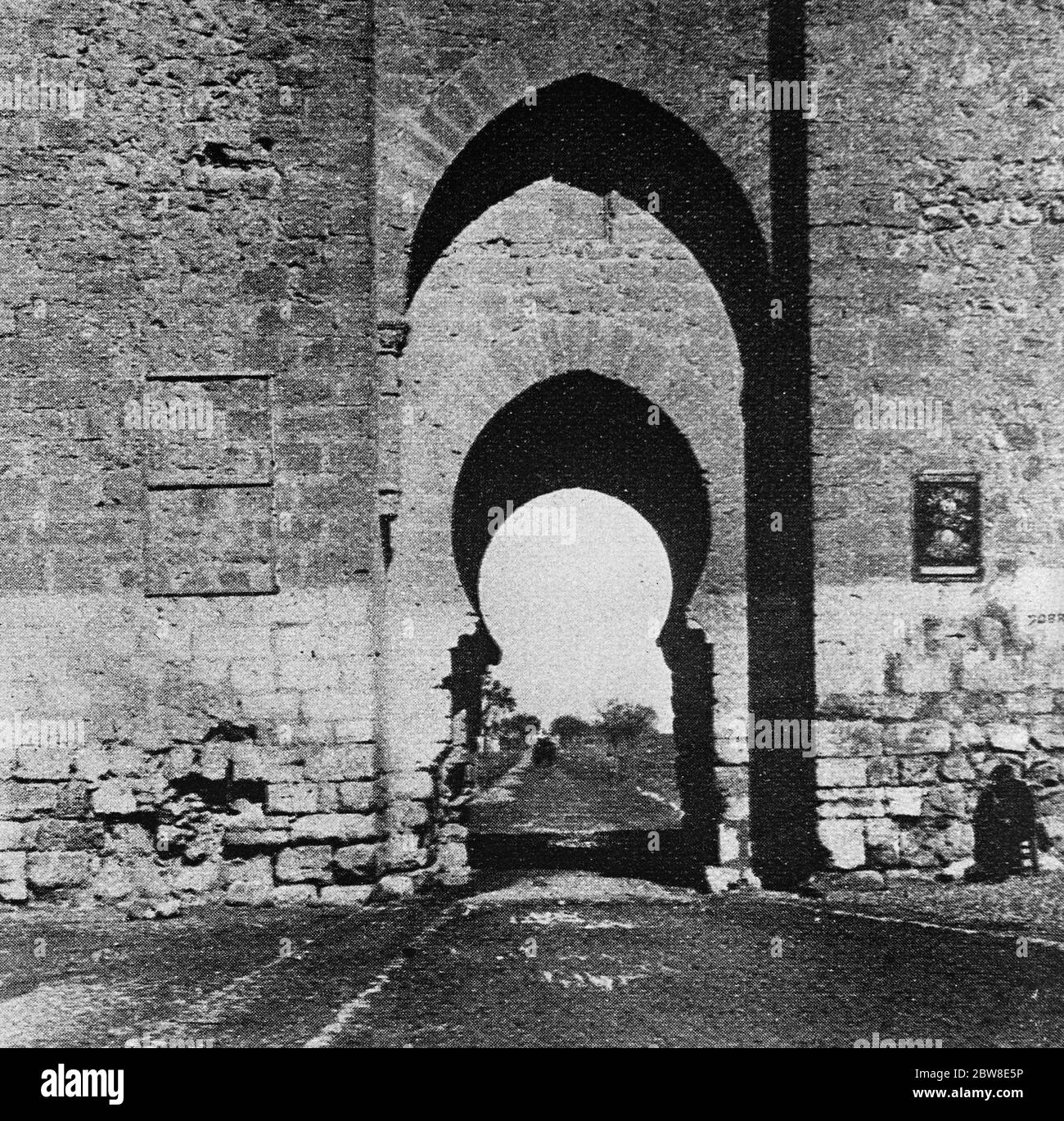 La ville de Ciudad Real , Castille , Espagne . La Puerta de Toledo , reste du mur qui a entouré la ville . 7 février 1928 Banque D'Images