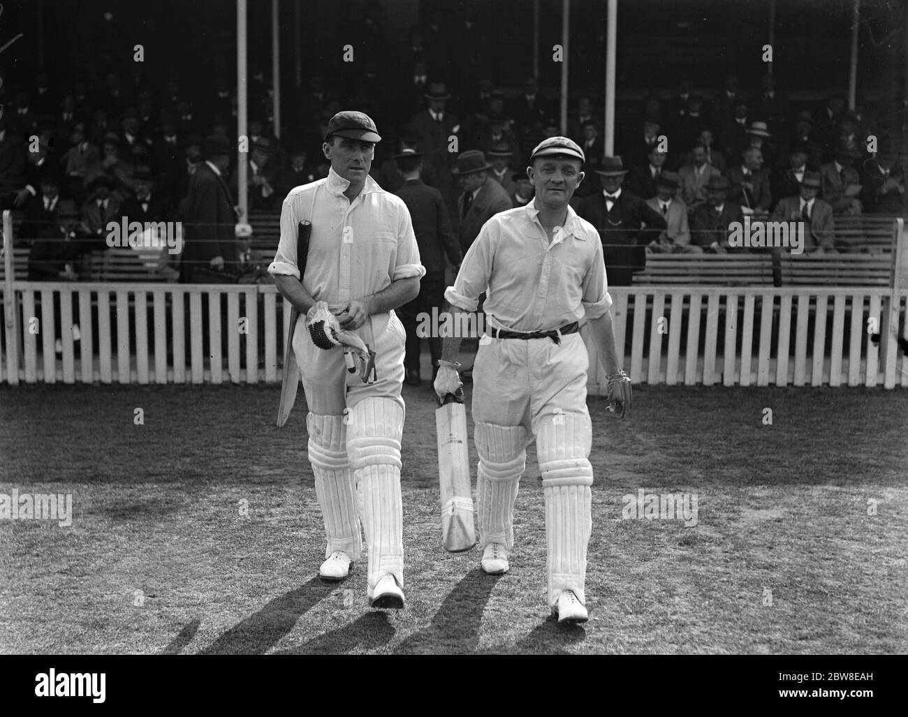 Le dernier rideau de cricket . Hallows ( à gauche ) et MakePeace vont ouvrir les gains du comté Champion . 14 septembre 1928 Banque D'Images