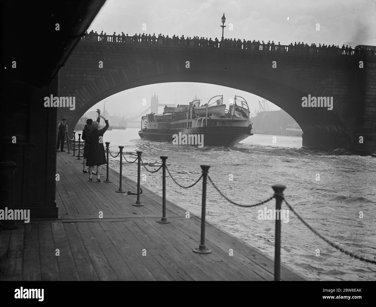 Le Crested Eagle passant sous le London Bridge sur la route de Margate . 28 mai 1927 Banque D'Images