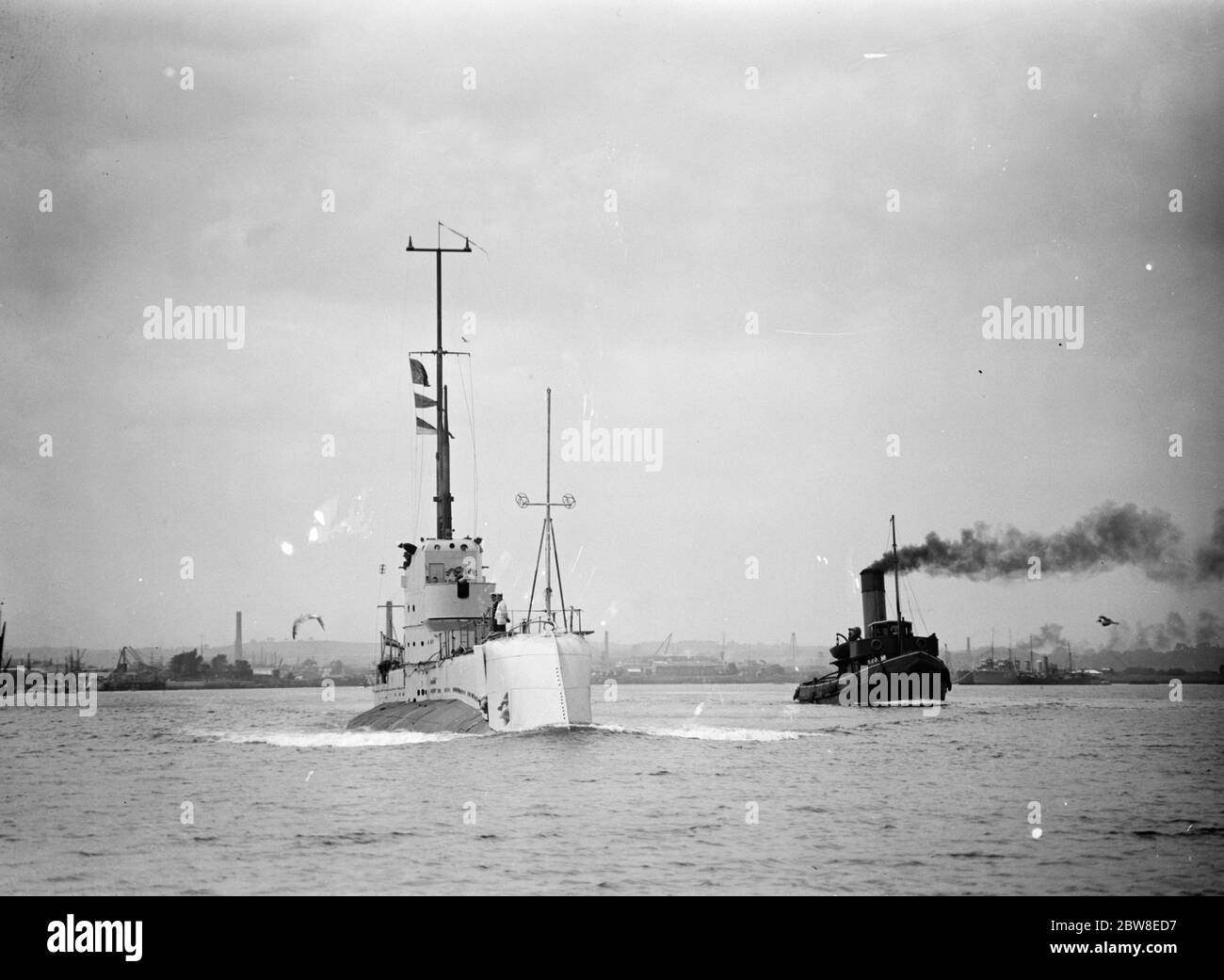 Une vue d'arc saisissante de HM Submarine Odin peu après avoir quitté le chantier naval de Chatham pour ses procès officiels . 18 juillet 1929 Banque D'Images