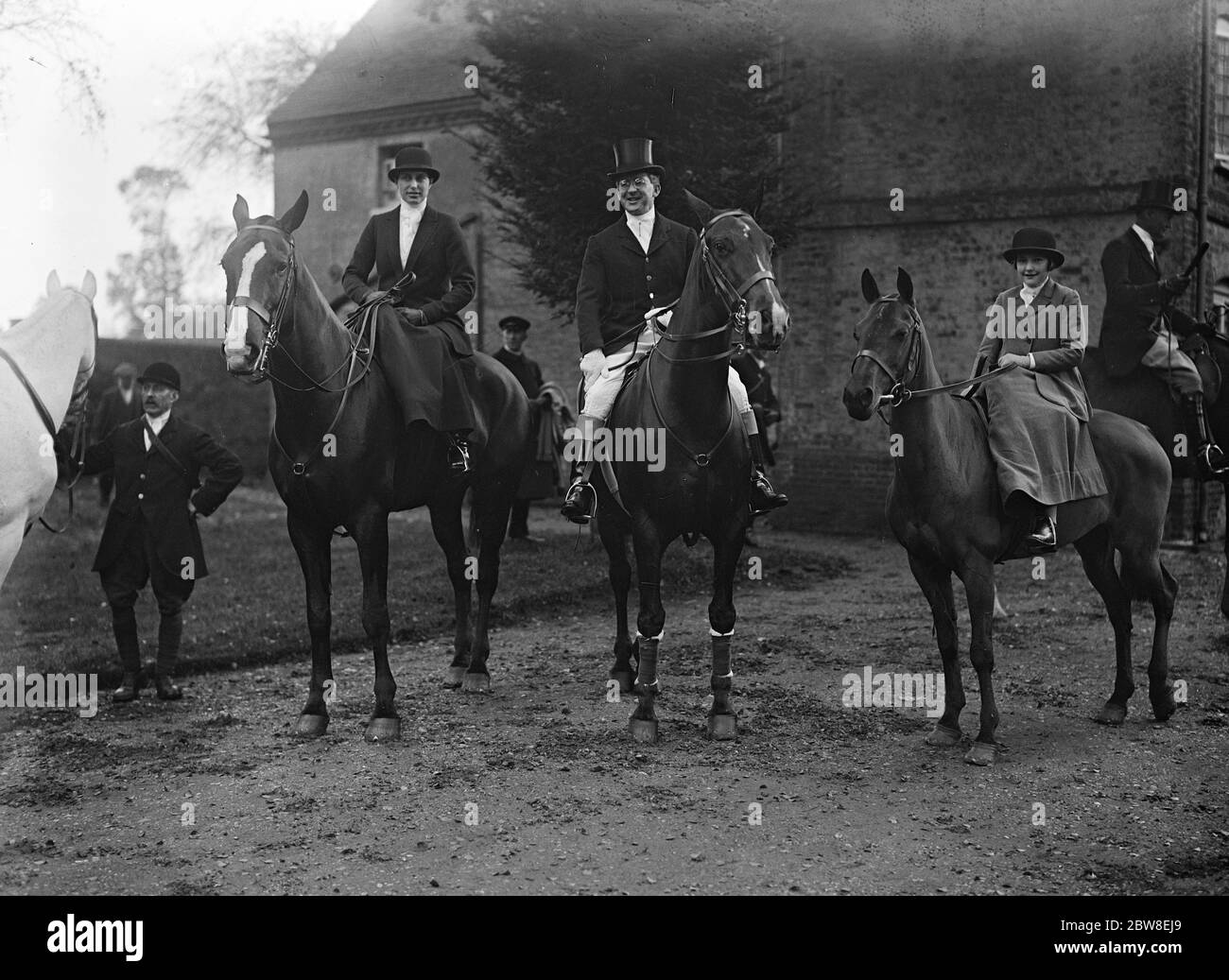 Rencontre d'ouverture de la chasse de Whaddon à Cublington , Bucks . M. et Mme A de Rothschild avec l'honorable Lavine Strutt . 1er novembre 1927 Banque D'Images