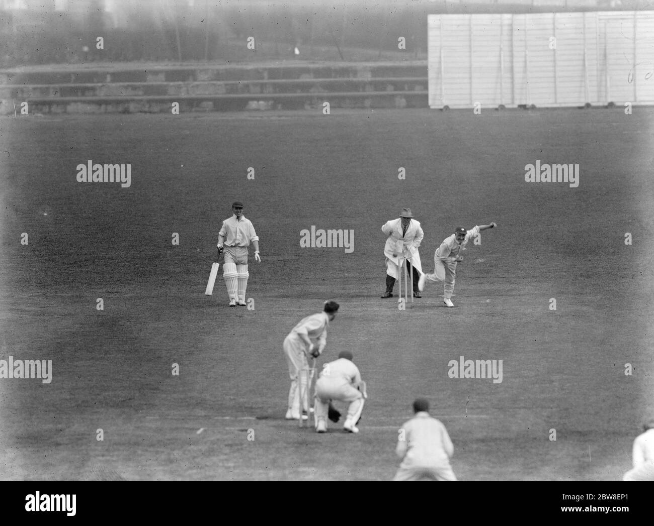 Yorkshires offre audacieuse de victoire . Robinson bowling pour Yorkshire dans l'Essex deuxième gains . 20 mai 1930 Banque D'Images