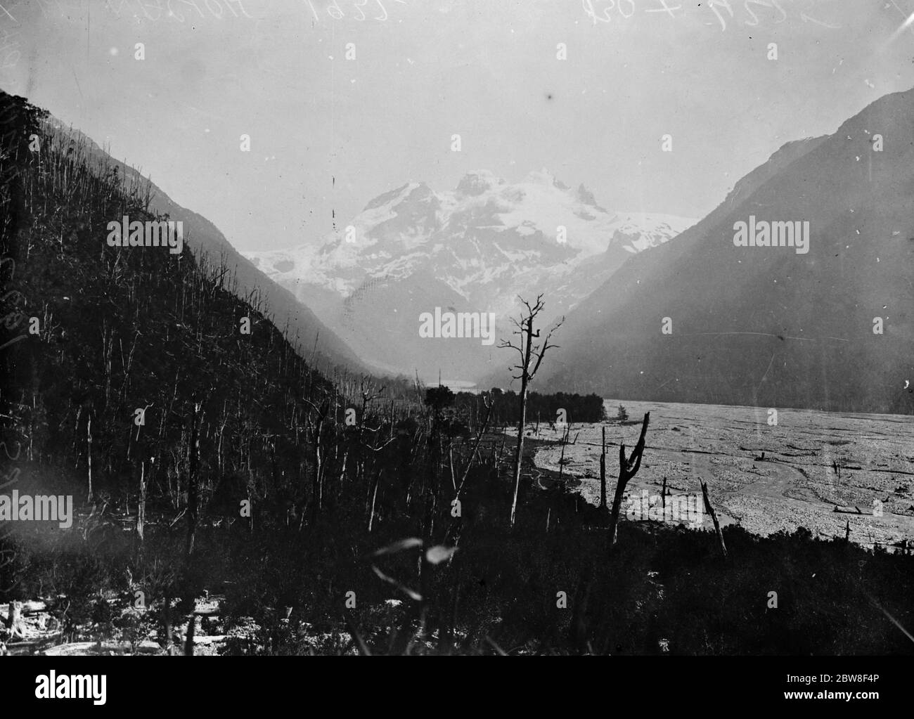 Pluie de cendres sur trois capitales . Une pluie de cendres tombe sur trois capitales , Buenos Aires , capitale de l'Argentine , Santiago capitale du Chili , et Montevideo , capitale de l'Uruguay . Vue sur l'un des volcans des Andes chiliennes. 12 avril 1932 Banque D'Images